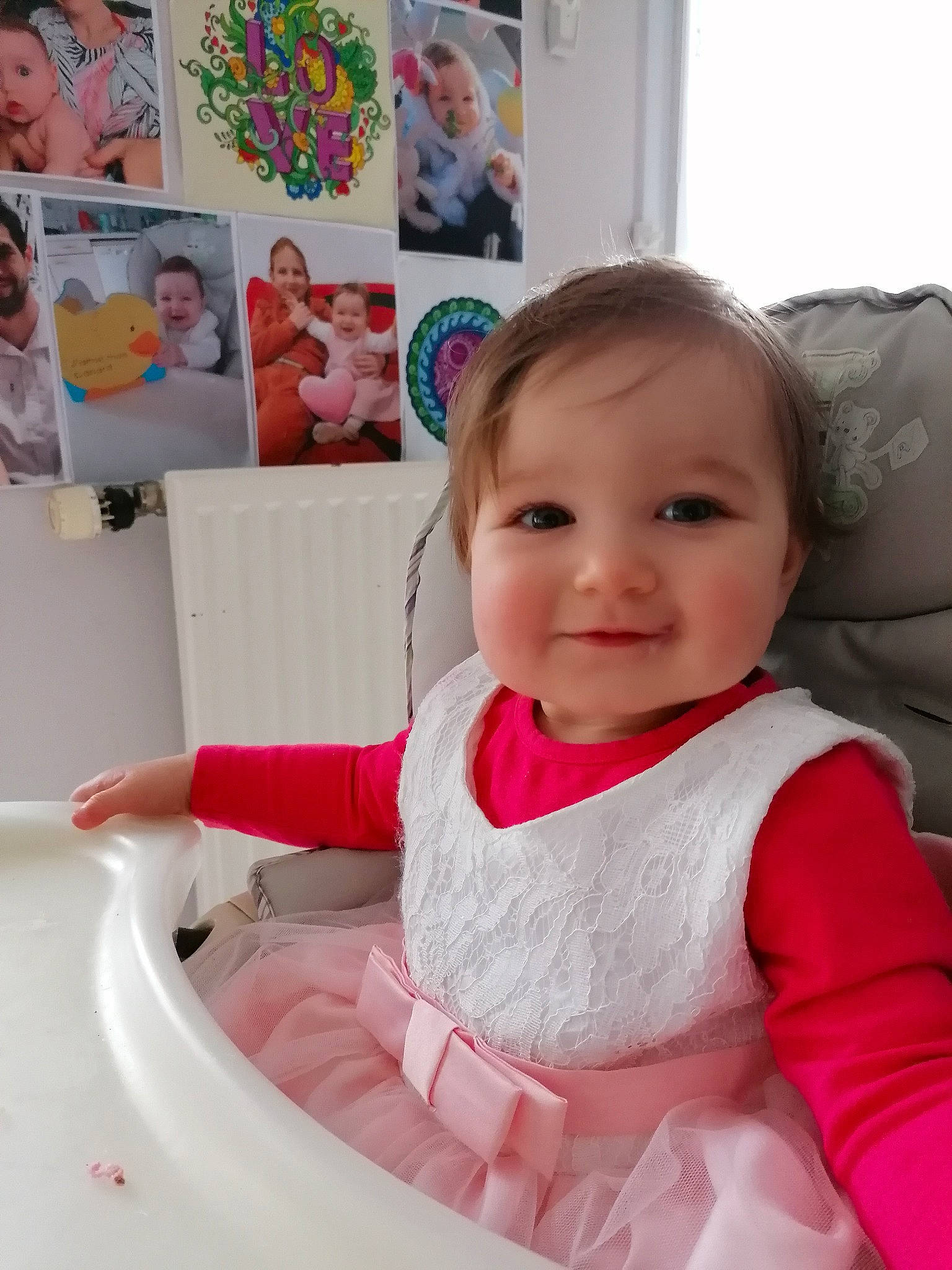 Calie a rejoint le concours — aidez-le/la à gagner de superbes lots ! art, baby, baby_toddler_clothing, blurred, cheek, child, eye, face, fun, happy, joy, magenta, person, photograph, pink, red, room, skin, sleeve, smile