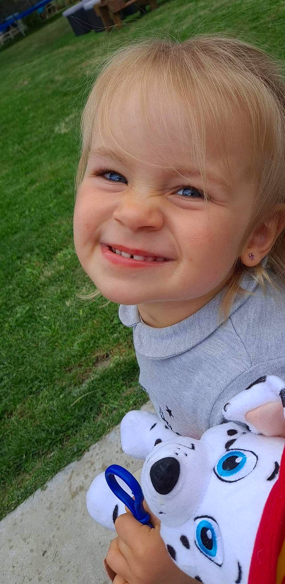 Adèle a rejoint le concours — aidez-le/la à gagner de superbes lots ! baby, baby_toddler_clothing, blue, cheek, child, chin, finger, grass, happy, human_body, iris, joy, lip, mouth, nose, person, plant, skin, smile, standing