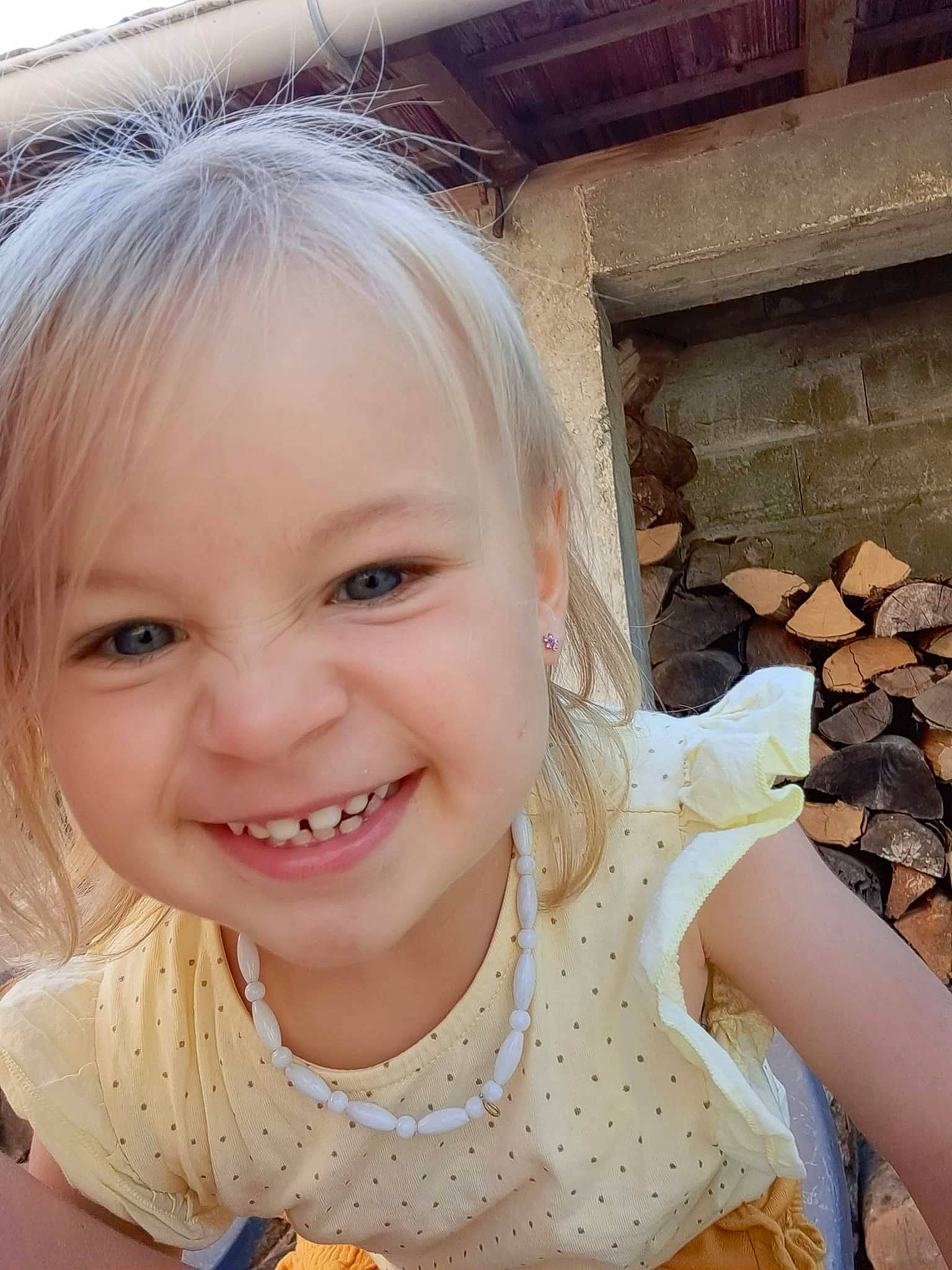 Adèle participe au concours pour gagner de l'argent avec cette photo : beauty, cheek, chin, eye, eyebrow, face, fun, gesture, grass, happy, head, iris, joy, leisure, lip, mouth, neck, nose, person, skin