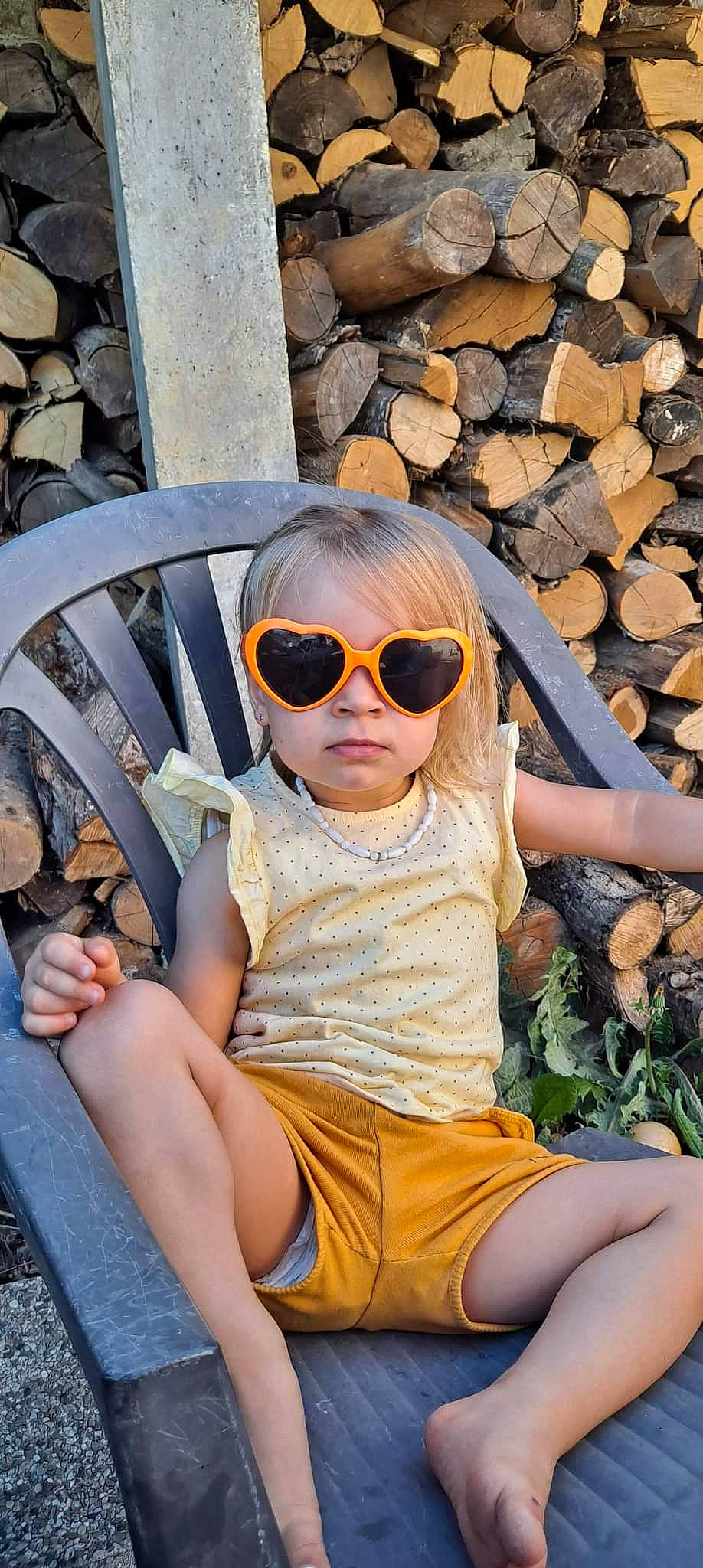 Adèle participe au concours pour gagner de l'argent avec cette photo : beauty, cool, eyewear, fun, glasses, goggles, happy, leisure, orange, people, person, plant, shorts, sitting, summer, sunglasses, t_shirt, thigh, toddler, travel