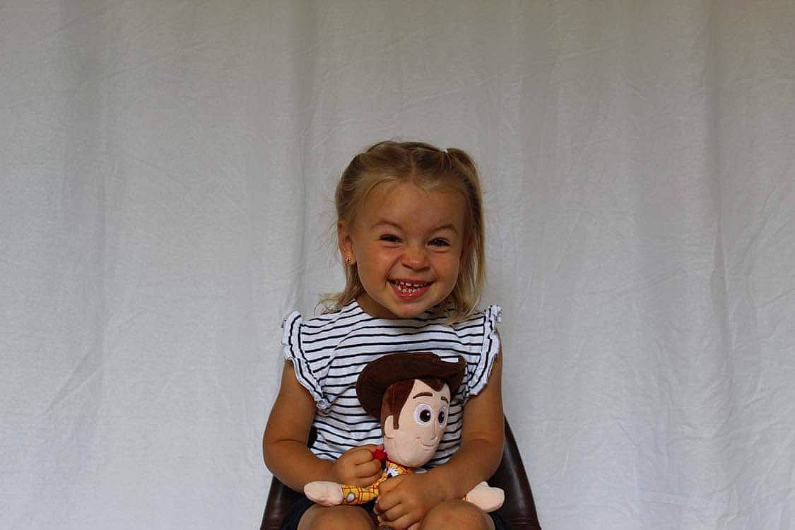 Adèle participe au concours pour gagner de l'argent avec cette photo : arm, baby, baby_toddler_clothing, child, elbow, event, finger, gesture, hand, happy, iris, joy, pattern, person, skin, sleeve, smile, stuffed_toy, t_shirt, toddler