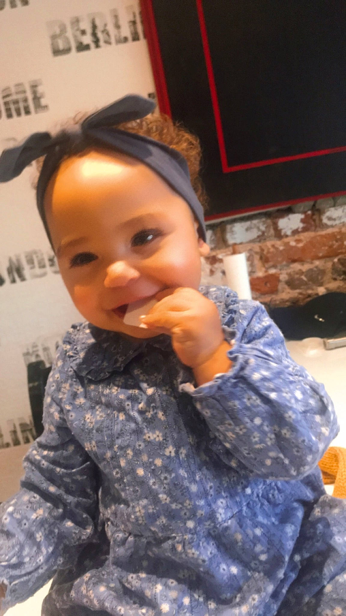 Alba a rejoint le concours — aidez-le/la à gagner de superbes lots ! chair, cheek, child, chin, fun, gesture, happy, head, iris, joy, mouth, nose, organ, person, picture_frame, sitting, skin, smile, television, television_set