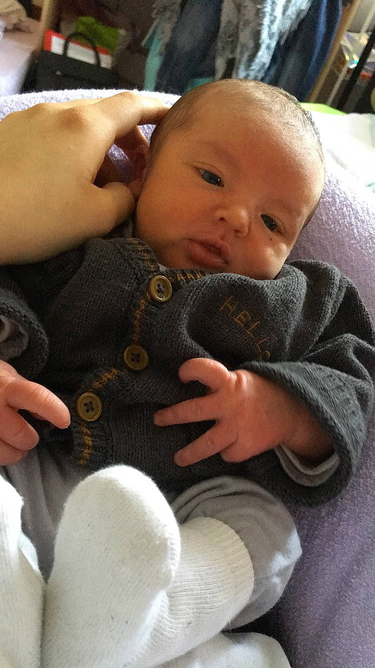 Lucïan participe au concours pour gagner de l'argent avec cette photo : baby_products, cheek, child, ear, eye, finger, hand, human, infant, person, product, skin, textile, toddler