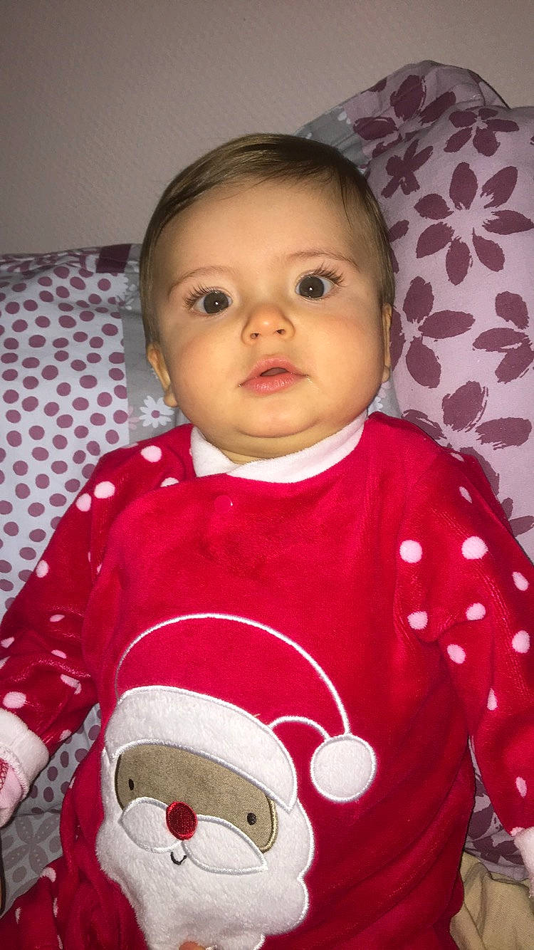 Lucïan participe au concours pour gagner de l'argent avec cette photo : boy, cheek, child, christmas, day, eye, face, facial_expression, head, infant, mouth, nose, person, pink, product, red, skin, smile, textile, toddler