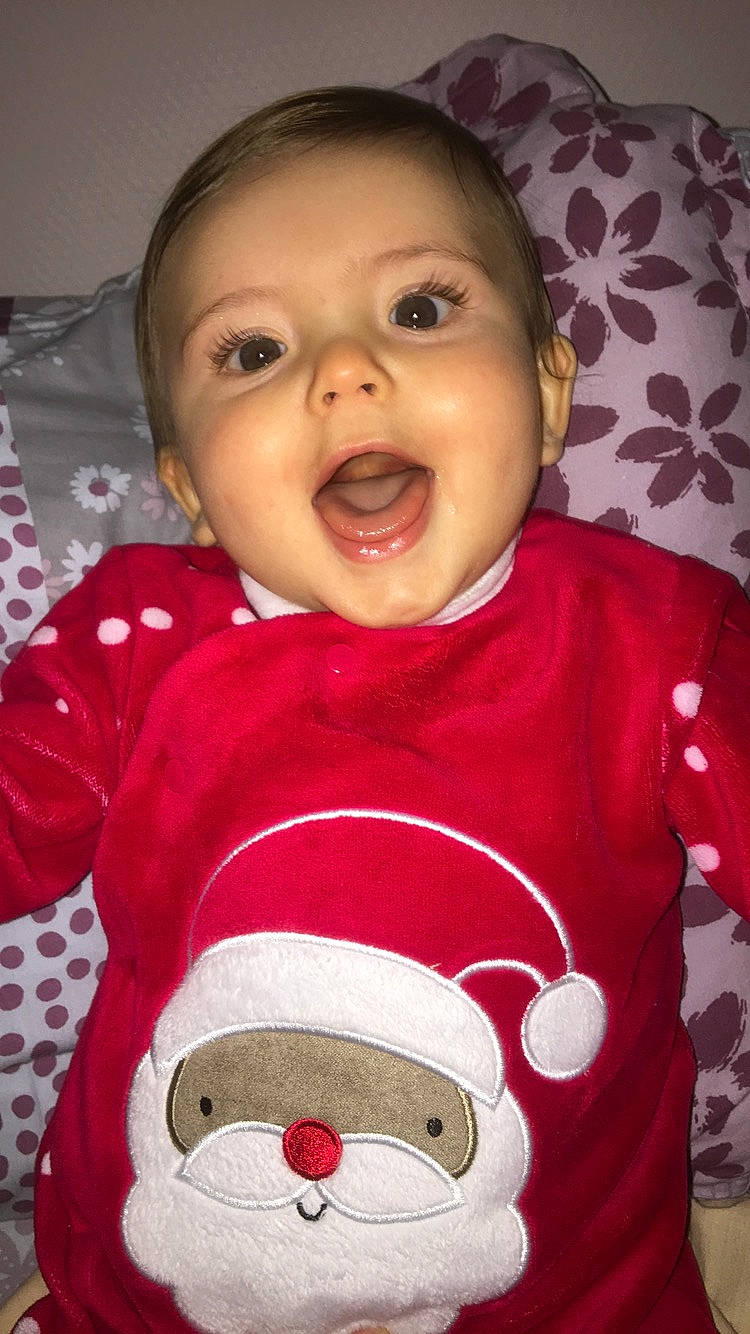 Lucïan a rejoint le concours — aidez-le/la à gagner de superbes lots ! boy, cheek, child, day, emotion, eye, face, facial_expression, head, infant, lip, mouth, nose, person, pink, product, red, skin, smile, textile