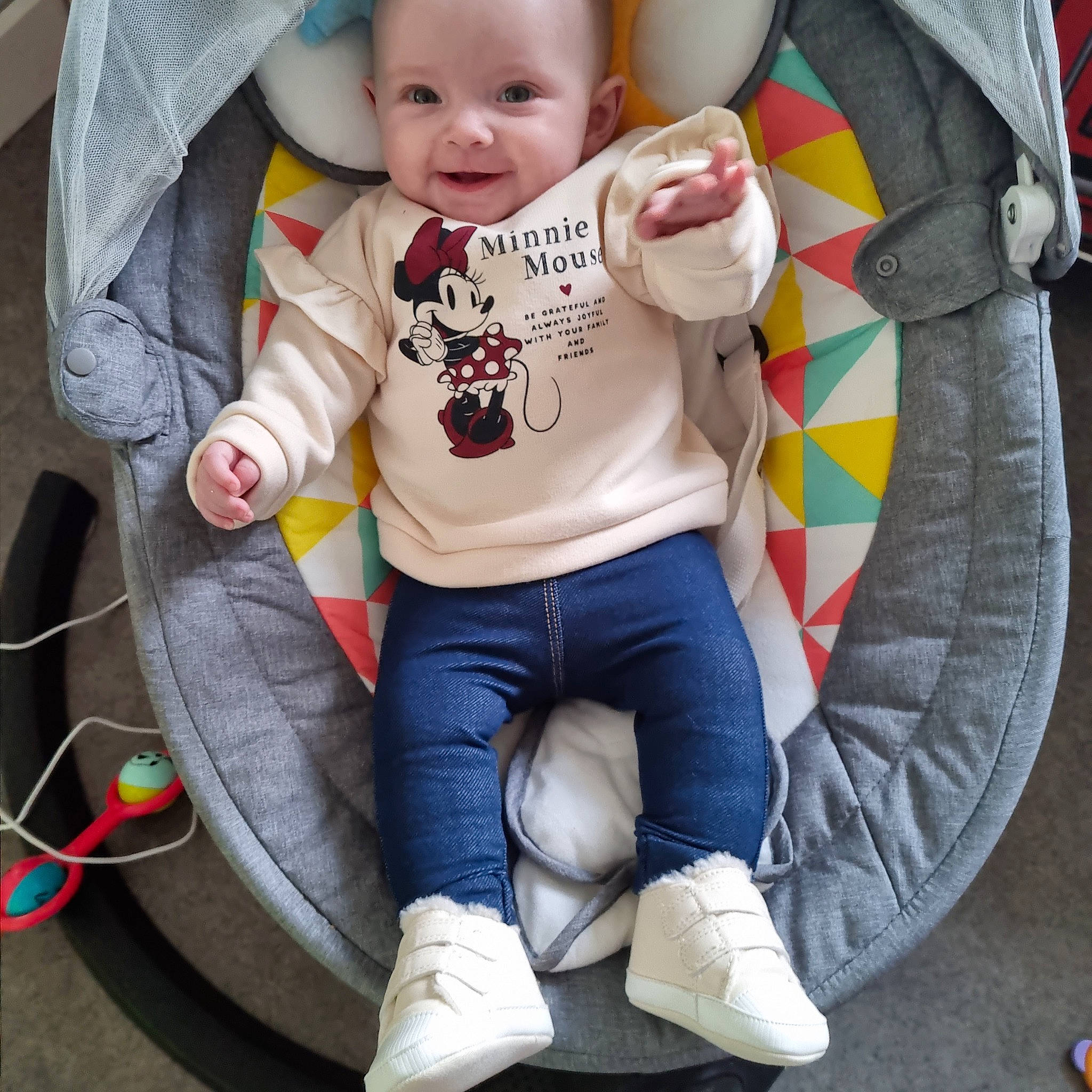 Atilya a rejoint le concours — aidez-le/la à gagner de superbes lots ! baby, baby_carriage, baby_products, baby_safety, baby_toddler_clothing, baby_toys, car_seat, child, circle, comfort, fun, happy, joy, person, photograph, play, sitting, sleeve, smile, t_shirt