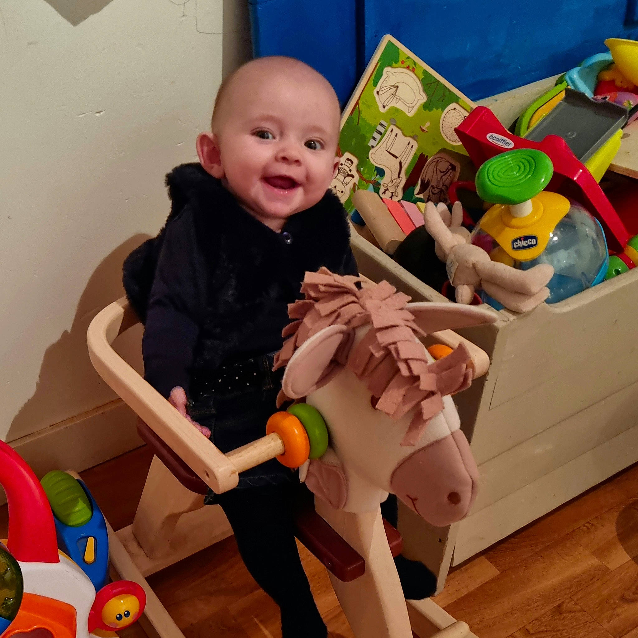 Atilya participe au concours pour gagner de l'argent avec cette photo : baby, baby_playing_with_toys, baby_products, baby_toddler_clothing, baby_toys, child, comfort, fun, happy, infant_bed, leisure, nursery, person, play, recreation, room, sitting, smile, toddler, toy