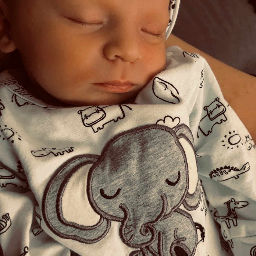 Gabriel a rejoint le concours — aidez-le/la à gagner de superbes lots ! animal_print, baby, child, closeup, clothing, cozy, cute, elephant, fabric, hand, hat, indoors, infant, newborn, peaceful, portrait, sleep, sleeping, soft_light, toddler