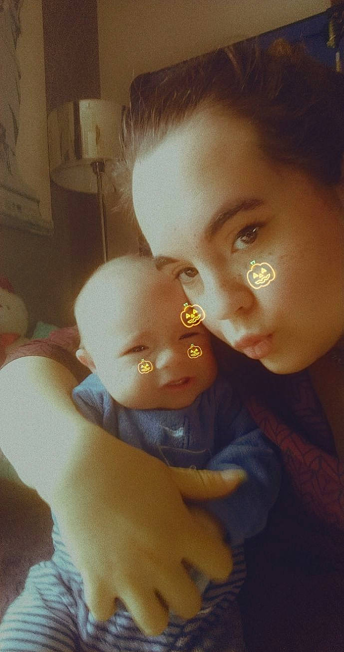 Erwan participe au concours pour gagner de l'argent avec cette photo : baby, cheek, child, chin, ear, eyebrow, eyelash, finger, forehead, fun, gesture, happy, iris, lip, mouth, neck, nose, person, skin, smile