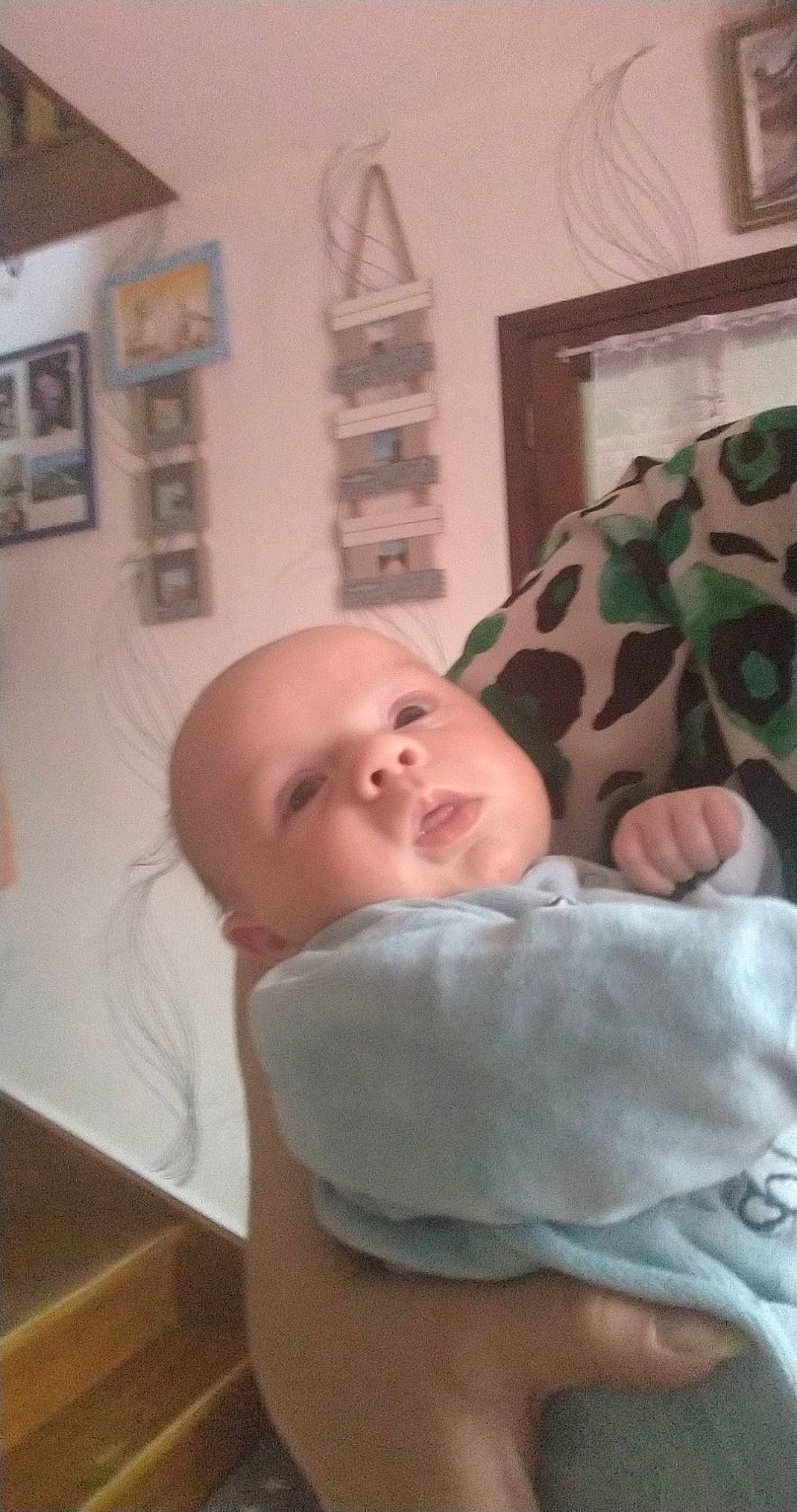 Erwan a rejoint le concours — aidez-le/la à gagner de superbes lots ! baby, baby_toddler_clothing, cheek, child, comfort, eyebrow, linens, mouth, person, room, skin, thumb, toddler