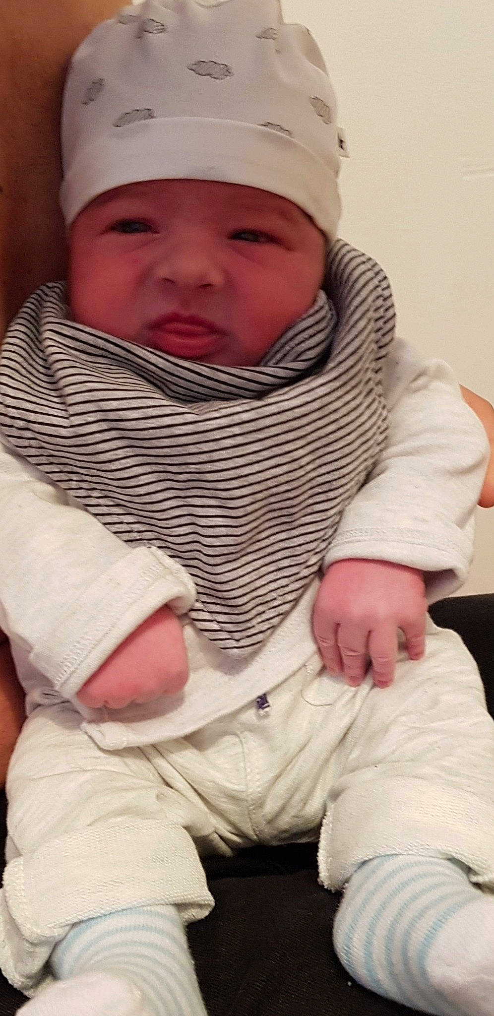 Eloann participe au concours pour gagner de l'argent avec cette photo : baby, cheek, child, finger, headgear, headwear, nose, person, skin, smile, toddler