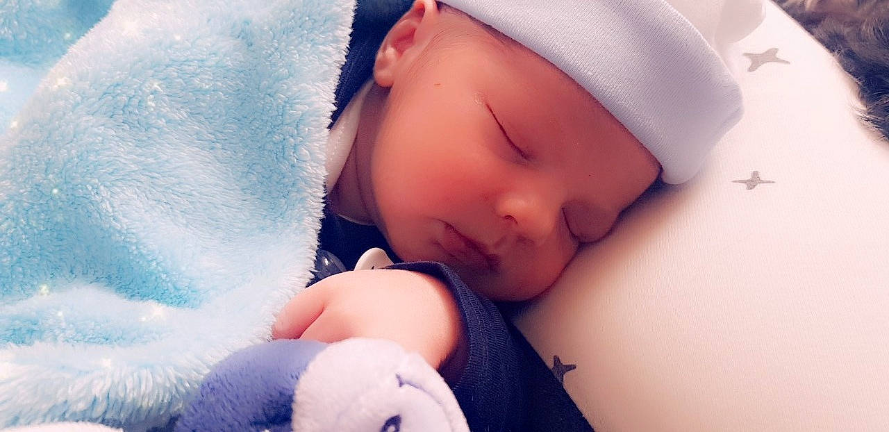 Eloann participe au concours pour gagner de l'argent avec cette photo : baby, baby_sleeping, beauty, bedtime, birth, cheek, child, cloud, face, hand, head, headwear, lip, mouth, nap, nose, person, skin, sky, sleep