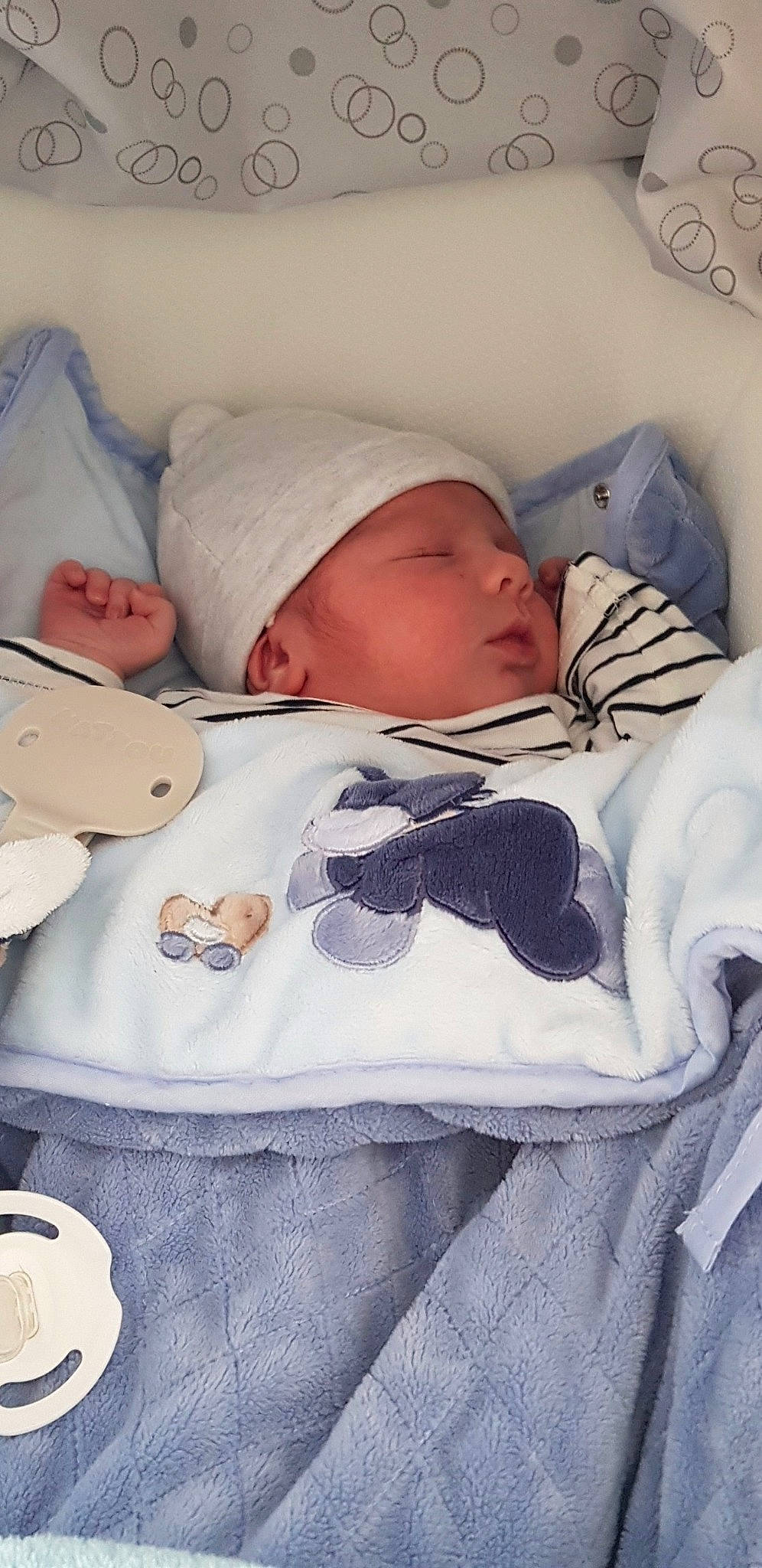 Eloann participe au concours pour gagner de l'argent avec cette photo : baby, baby_sleeping, bed, bed_sheet, bedding, bedtime, birth, blanket, child, childbirth, comfort, headwear, linens, nap, person, room, sleep, textile