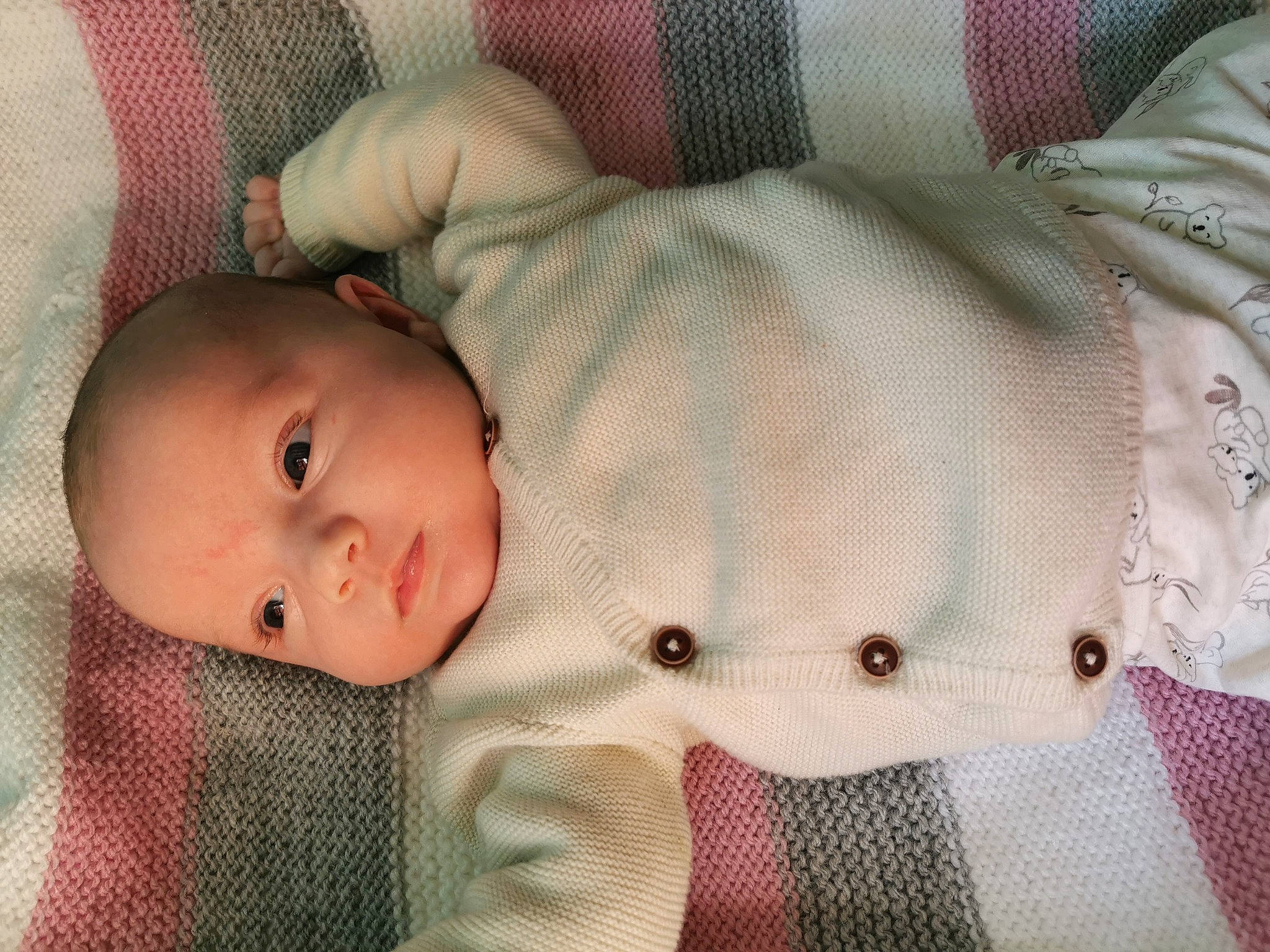 émie participe au concours pour gagner de l'argent avec cette photo : baby, baby_products, baby_toddler_clothing, bedtime, cheek, child, comfort, human_body, linens, mammal, nose, pattern, person, room, skin, sleeve, textile, toddler, vertebrate