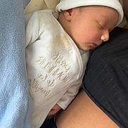 Gohan a rejoint le concours — aidez-le/la à gagner de superbes lots ! baby, newborn, sleeping, hat, white_clothing, blanket, infant, peaceful, closeup, person, rest, soft, skin, cocooned, warm, indoors, human, care, comfort, quiet