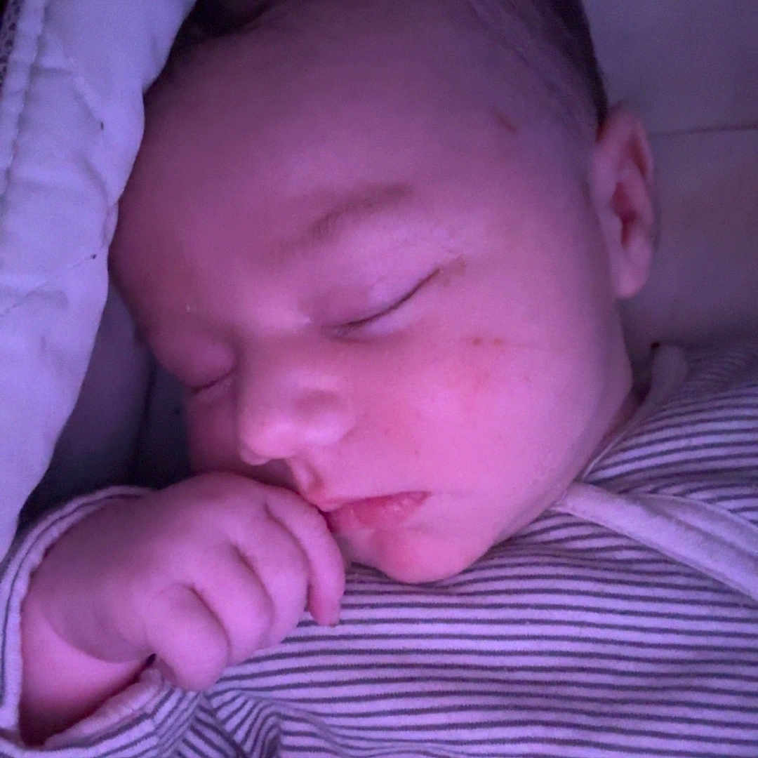 Gohan participe au concours pour gagner de l'argent avec cette photo : baby, bed, blanket, child, cozy, cute, eyelids, face, hand, head, indoors, infant, mouth, pajamas, peaceful, rest, skin, sleeping, soft, striped_clothing