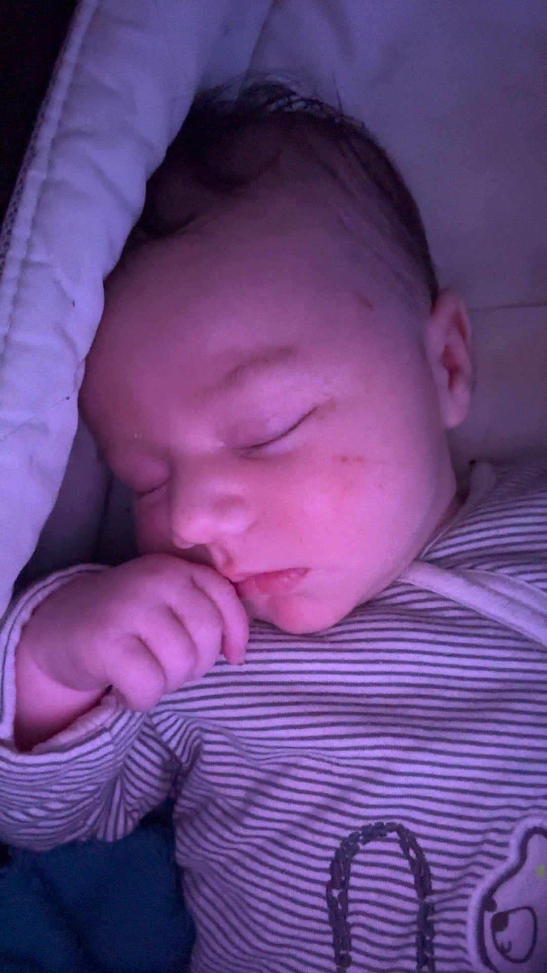 Gohan participe au concours pour gagner de l'argent avec cette photo : baby, sleeping, infant, hand, face, striped_clothing, bed, blanket, cozy, cute, child, peaceful, mouth, pajamas, soft, head, skin, eyelids, rest, indoors