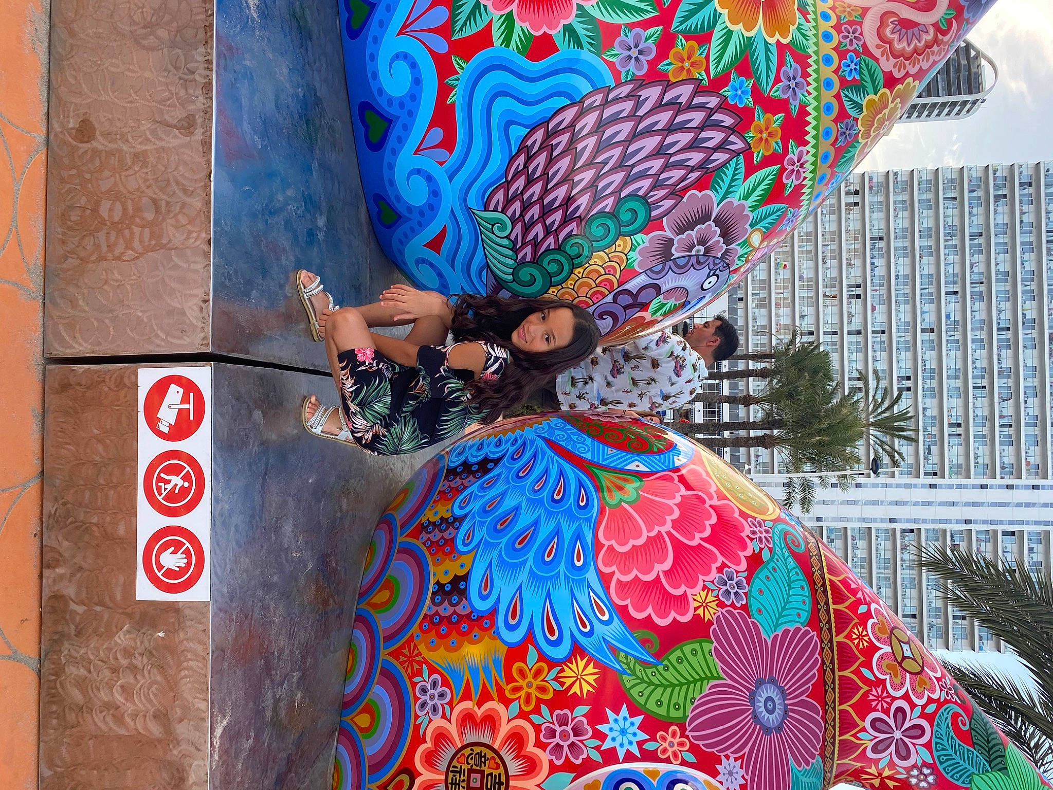 Siagh participe au concours pour gagner de l'argent avec cette photo : art, artist, blue, entertainment, event, facade, fashion_accessory, fun, graffiti, hat, illustration, joy, leisure, magenta, mural, painting, pattern, person, public_event, street