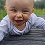 Emilio a rejoint le concours — aidez-le/la à gagner de superbes lots ! baby, smiling, crawling, face, outdoor, greenery, happy, child, person, white_clothing, closeup, infant, cute, head, skin, eyes, mouth, tongue, expression, soft_surface