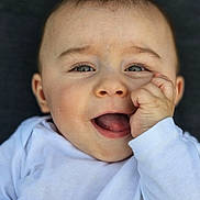 Emilio participe au concours pour gagner de l'argent avec cette photo : baby, child, face, smile, happy, infant, portrait, cute, white_clothing, hand, skin, eyes, mouth, head, cheek, expression, person, young, closeup, background