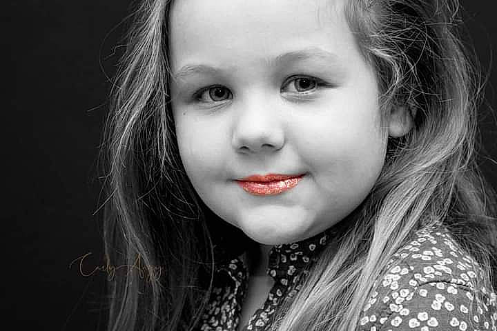 Amanda participe au concours pour gagner de l'argent avec cette photo : black, black_and_white, cheek, chin, eye, eyebrow, eyelash, fashion, flash_photography, hair, happy, head, human_body, iris, jaw, joy, lip, mouth, nose, person