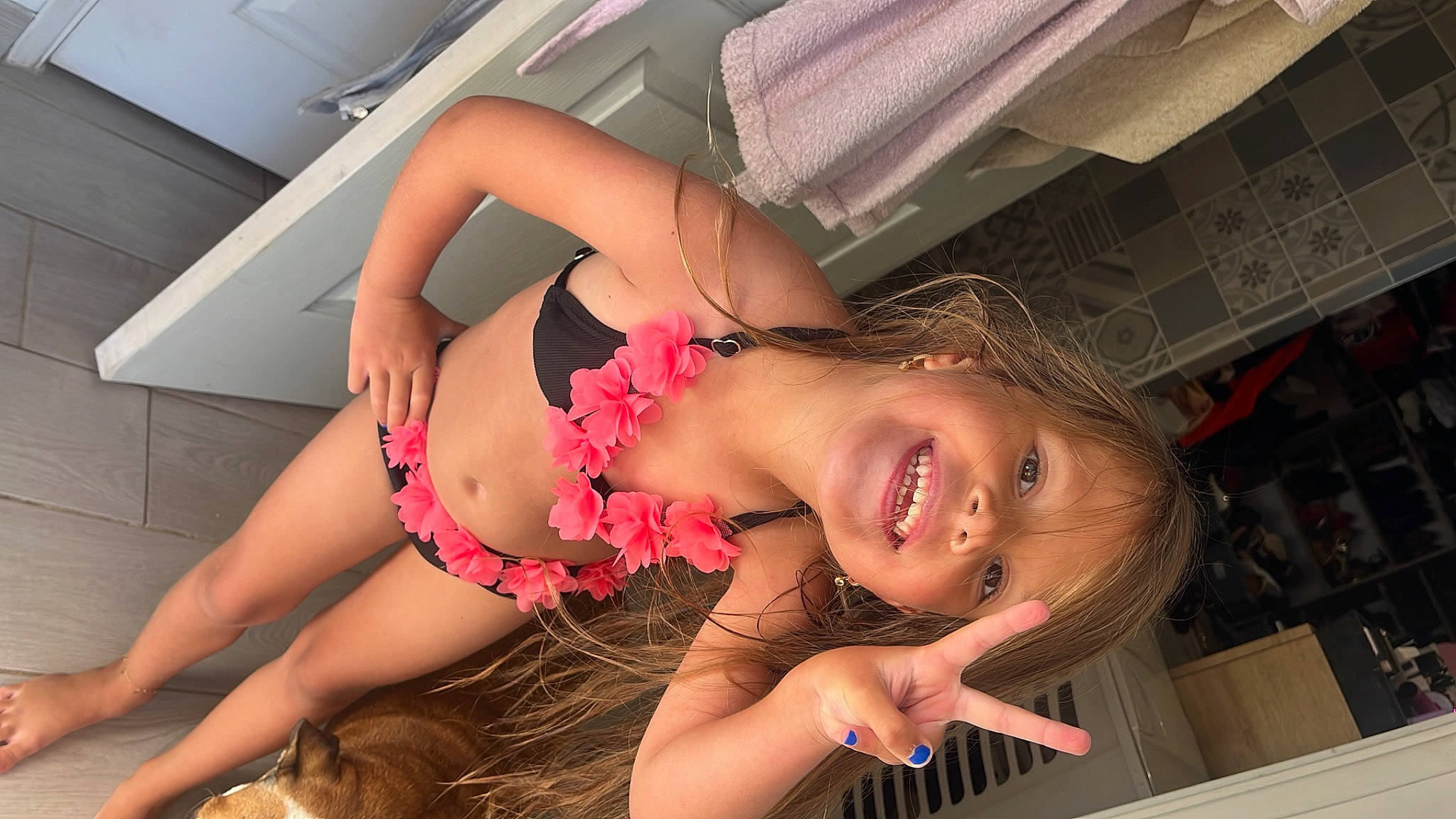 Iris participe au concours pour gagner de l'argent avec cette photo : abdomen, beauty, black_hair, brassiere, chest, eyelash, finger, flash_photography, joy, leg, lingerie, long_hair, mouth, muscle, person, shoulder, skin, smile, swimsuit_top, thigh