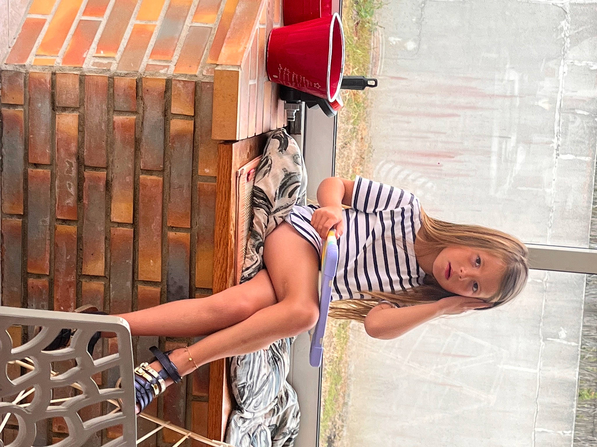 Iris a rejoint le concours — aidez-le/la à gagner de superbes lots ! beauty, eyewear, facade, fun, handrail, human_leg, leg, leisure, orange, person, red, sandal, shorts, sidewalk, sitting, street, sunglasses, thigh, town, waist