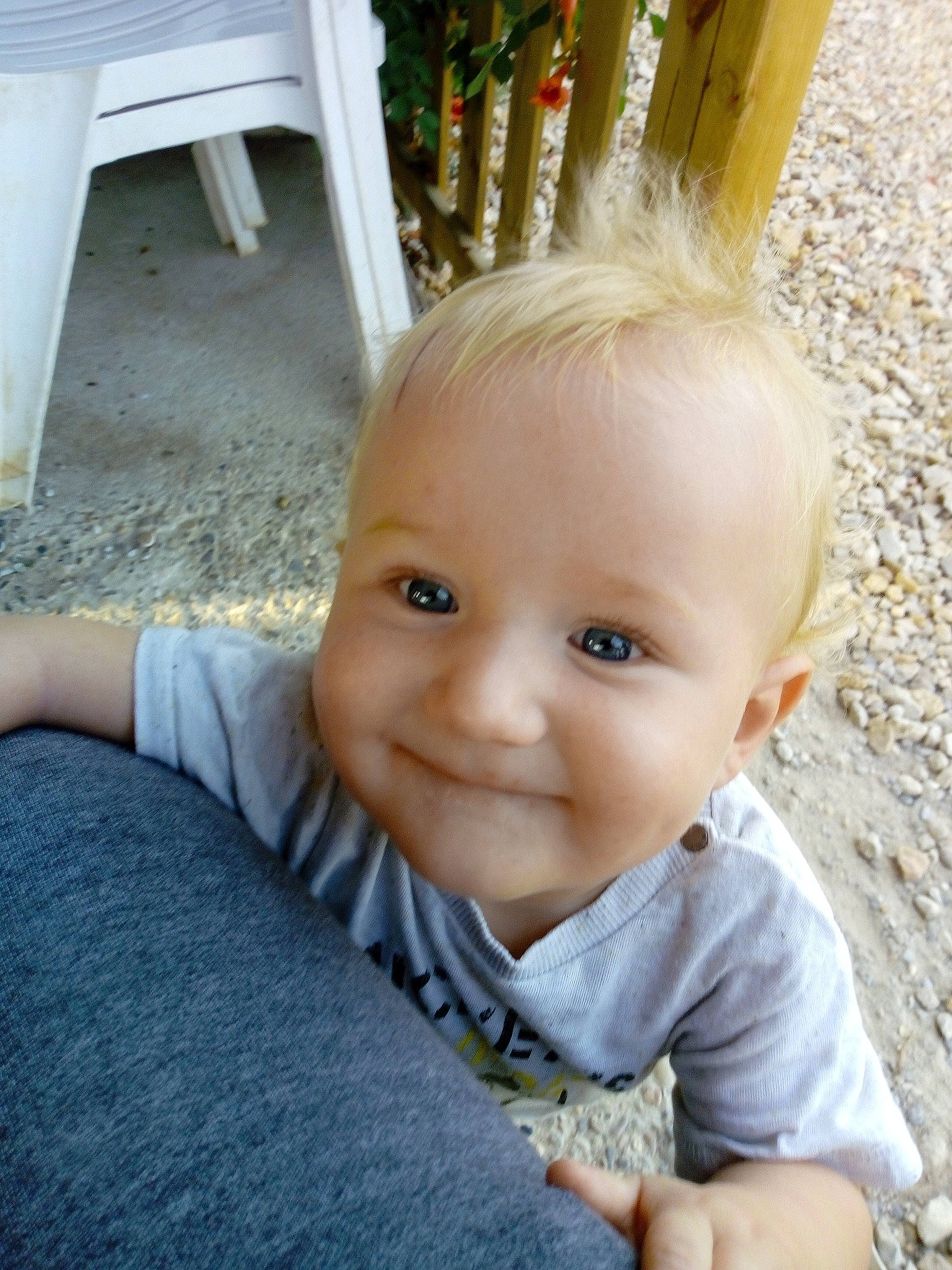 Messon participe au concours pour gagner de l'argent avec cette photo : baby, blond, cheek, child, eye, face, head, joy, person, sitting, skin, smile, toddler