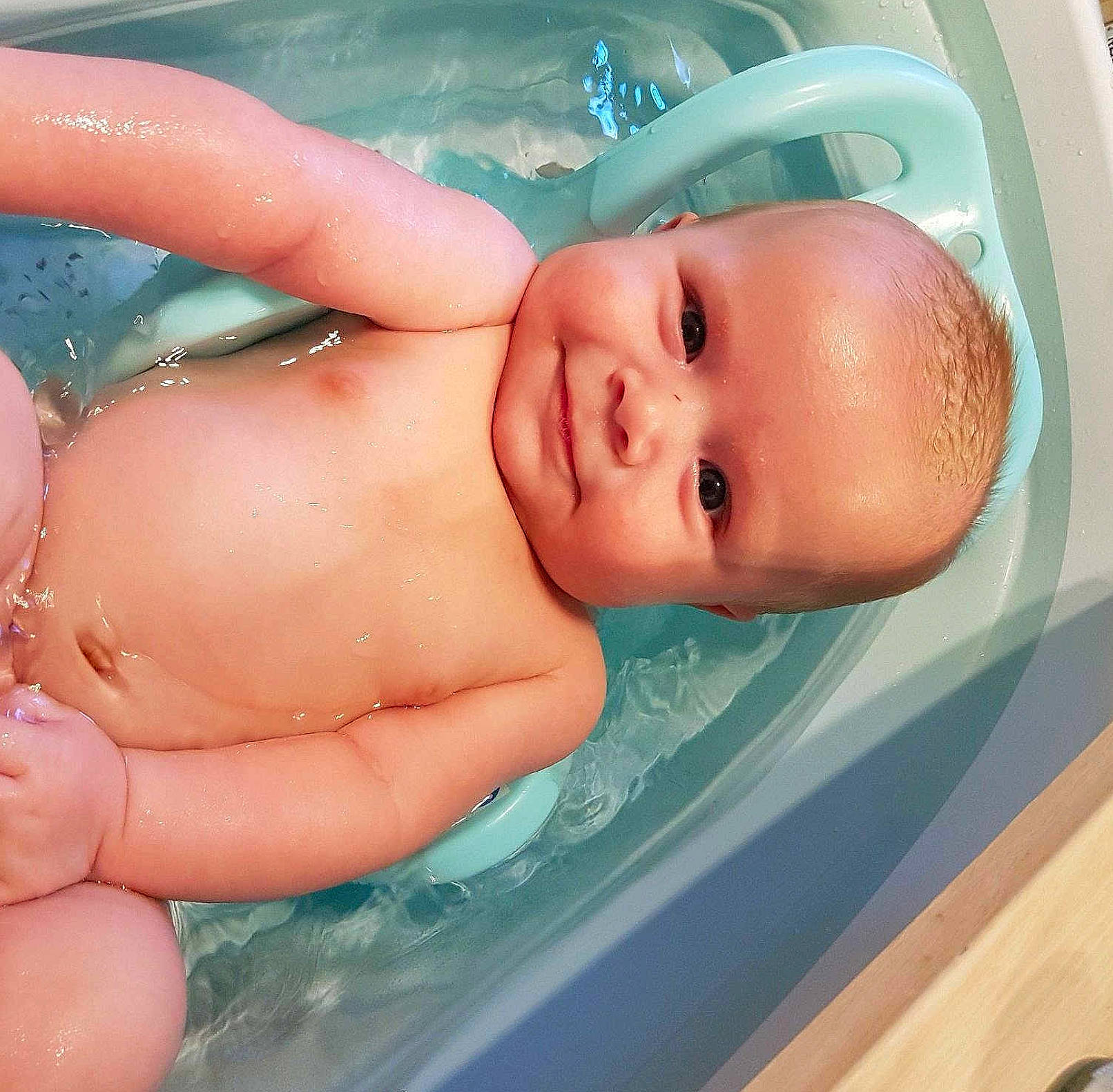 Nathan participe au concours pour gagner de l'argent avec cette photo : aqua, baby, baby_bathing, bathing, blue, cheek, chest, eyebrow, eyelash, fluid, fun, headgear, human_body, leisure, liquid, person, skin, smile, swimming_pool, toddler