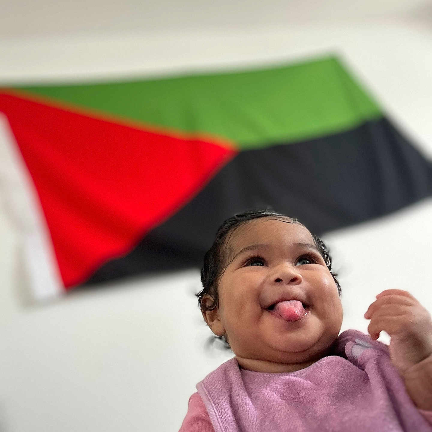 Kellyann participe au concours pour gagner de l'argent avec cette photo : architecture, baby, bodypart, building, cutlery, face, finger, flag, hand, happy, head, mouth, outdoors, person, photography, portrait, shelter, smile, spoon, teeth