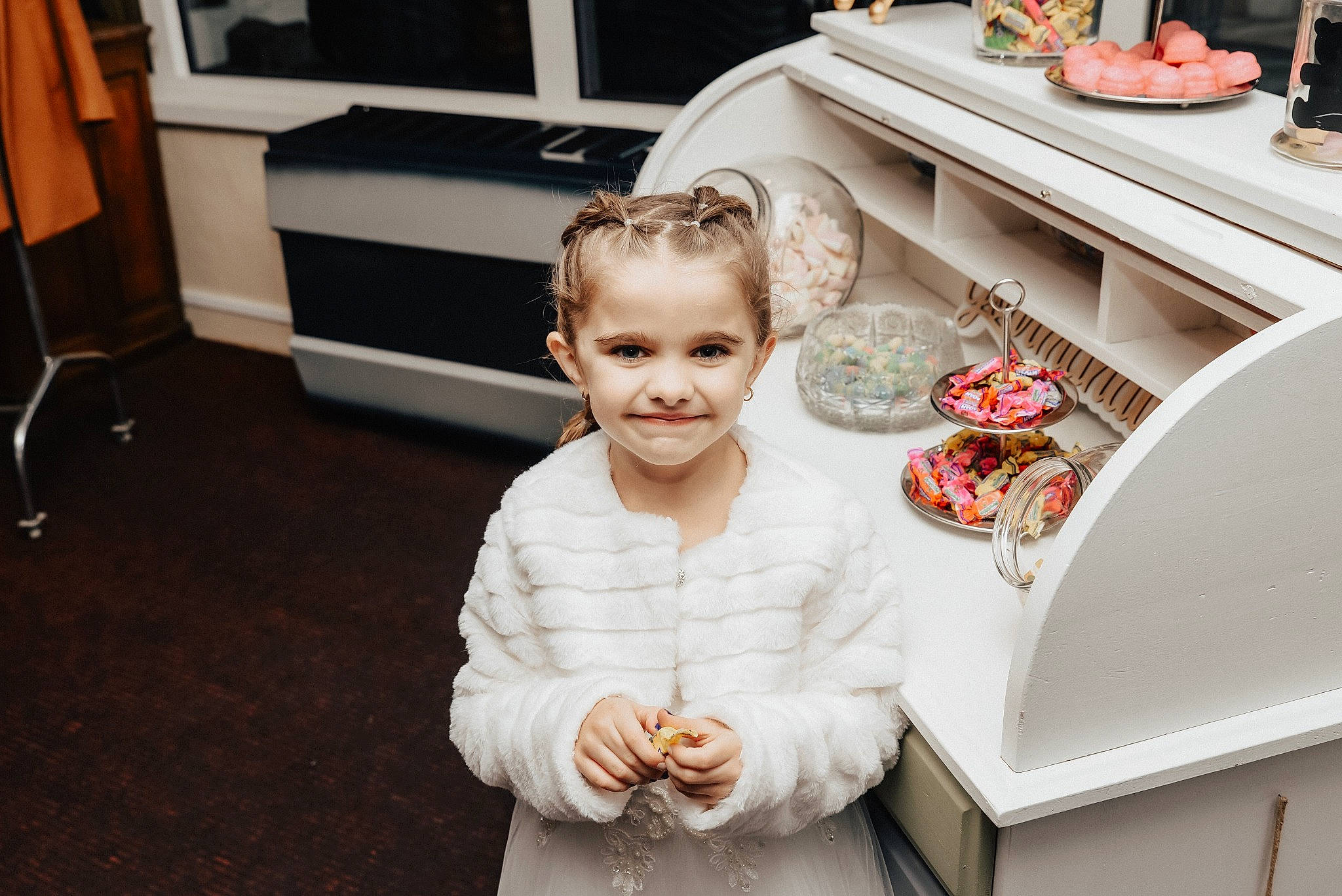 Lëxy a rejoint le concours — aidez-le/la à gagner de superbes lots ! baby, baby_toddler_clothing, chair, child, drawer, event, eyewear, flooring, fun, happy, joy, kitchen, living_room, pattern, person, porcelain, room, sitting, smile, table