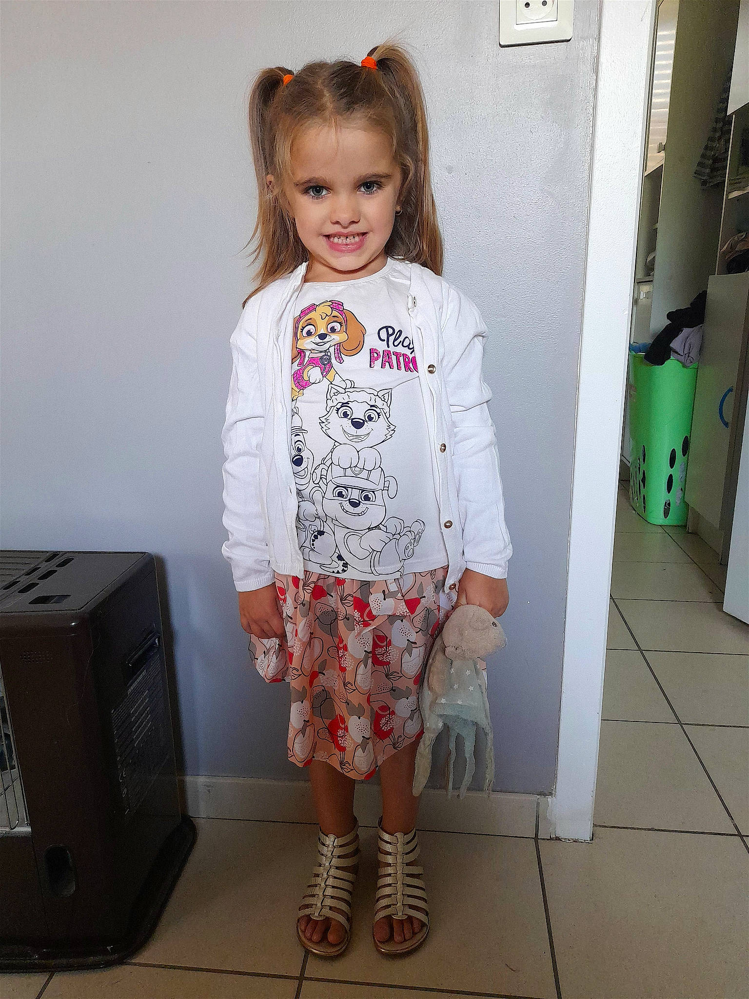 Lëxy participe au concours pour gagner de l'argent avec cette photo : audio_equipment, baby_toddler_clothing, child, costume, fashion_design, flooring, home_appliance, joy, magenta, pattern, person, room, sandal, sleeve, smile, t_shirt, toddler, visual_arts