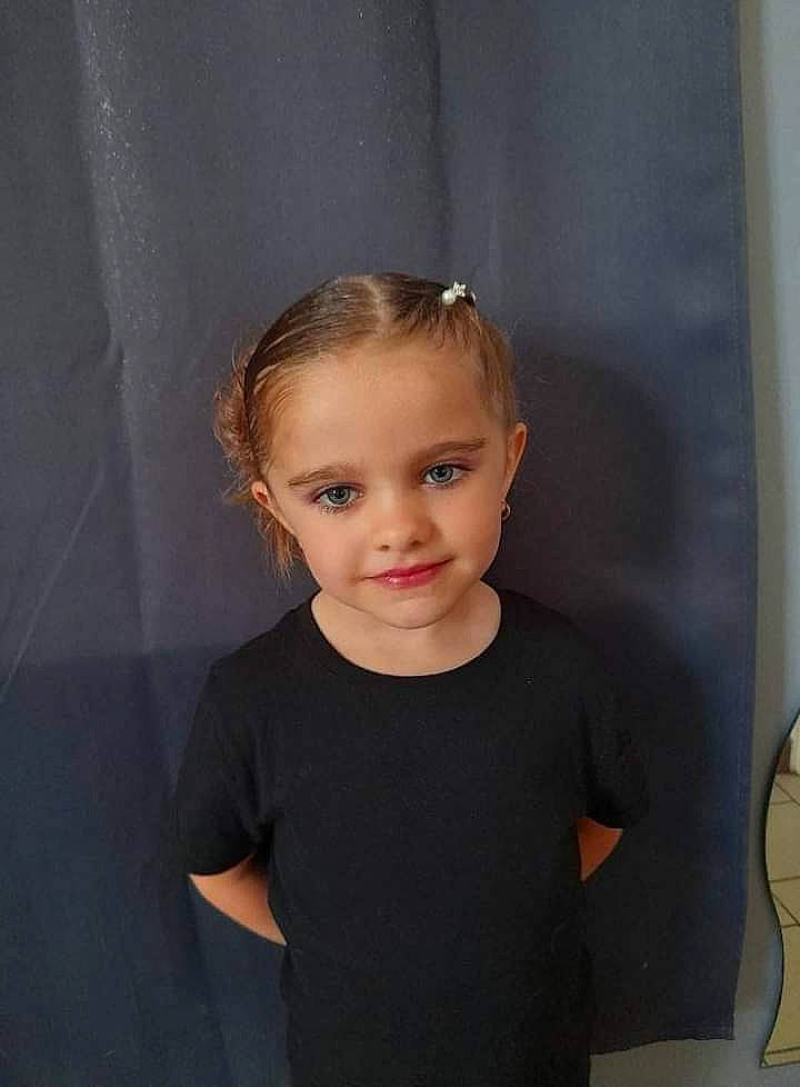 Lëxy participe au concours pour gagner de l'argent avec cette photo : baby_toddler_clothing, blond, brown_hair, cheek, child, chin, eye, eyebrow, eyelash, flash_photography, forehead, fun, iris, joint, joy, lip, neck, person, shoulder, sleeve