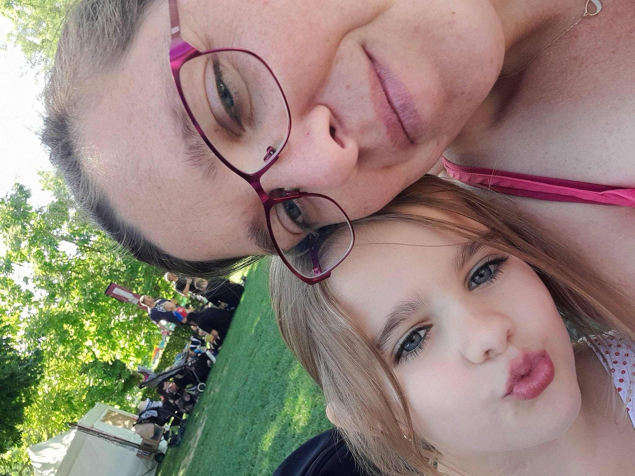 Lëxy a rejoint le concours — aidez-le/la à gagner de superbes lots ! cheek, ear, eyebrow, eyelash, face, facial_expression, glasses, hairstyle, happy, joy, lip, mouth, neck, nose, organ, people_in_nature, person, photograph, plant, skin