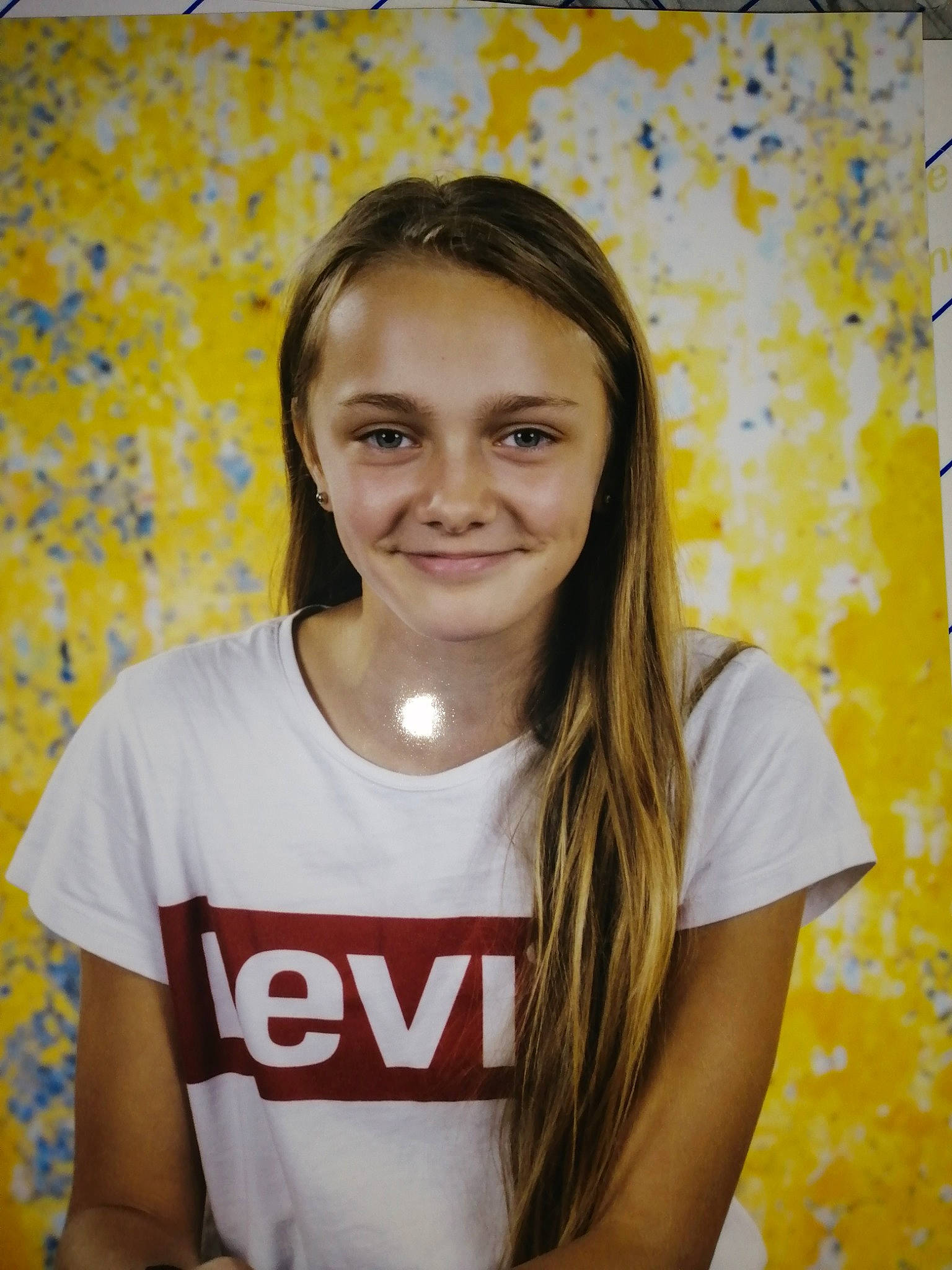 Alyssa participe au concours pour gagner de l'argent avec cette photo : blond, hair, happy, joy, long_hair, person, smile, t_shirt, yellow