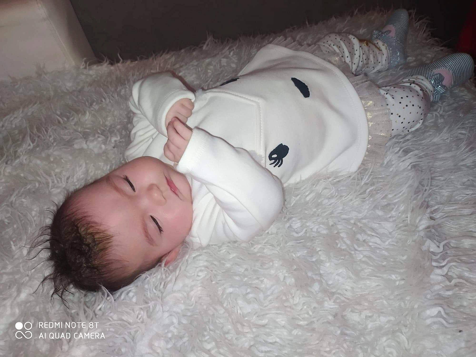 Laëna participe au concours pour gagner de l'argent avec cette photo : baby, baby_toddler_clothing, cheek, child, comfort, fur, head, monochrome, monochrome_photography, mouth, person, portrait_photography, room, skin, sleeve, toddler