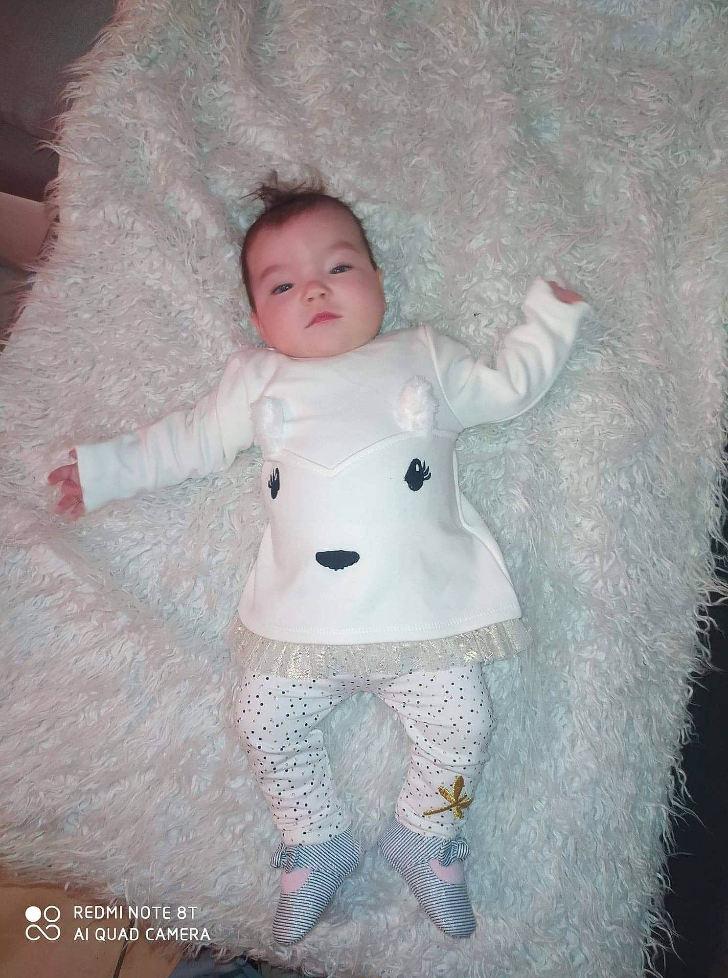 Laëna a rejoint le concours — aidez-le/la à gagner de superbes lots ! baby, baby_toddler_clothing, cheek, child, comfort, eye, fur, happy, iris, pattern, person, sitting, skin, sleeve, textile, toddler, toy