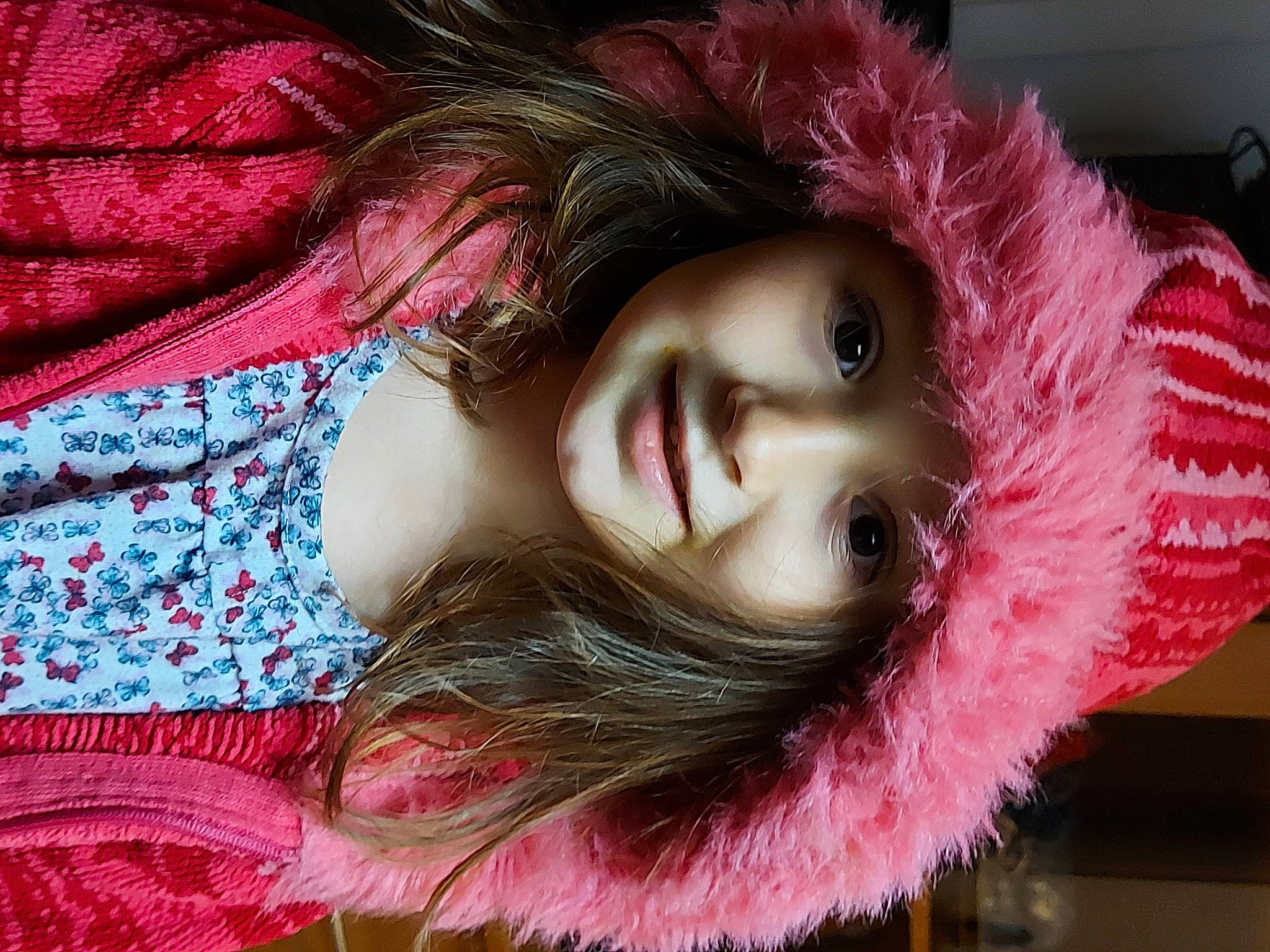 Léonie participe au concours pour gagner de l'argent avec cette photo : animal_product, bangs, black_hair, cool, eyebrow, eyelash, headgear, headwear, iris, joy, layered_hair, lip, lipstick, magenta, natural_material, person, pink, purple, skin, textile