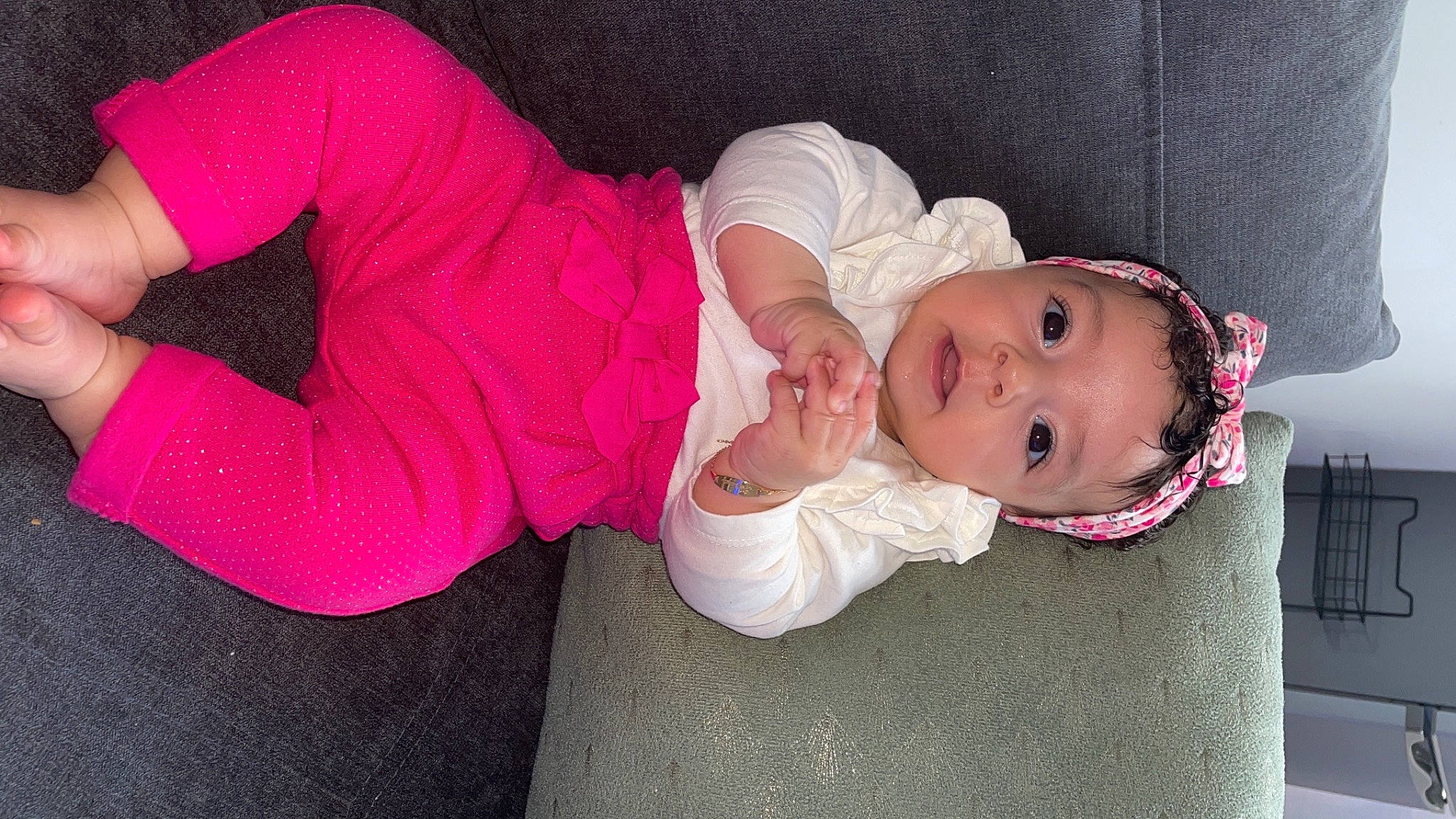 Israa a rejoint le concours — aidez-le/la à gagner de superbes lots ! baby, baby_products, baby_toddler_clothing, cheek, child, comfort, facial_expression, headgear, human_body, human_leg, leg, lip, magenta, person, pink, sitting, skin, sleeve, textile, thigh