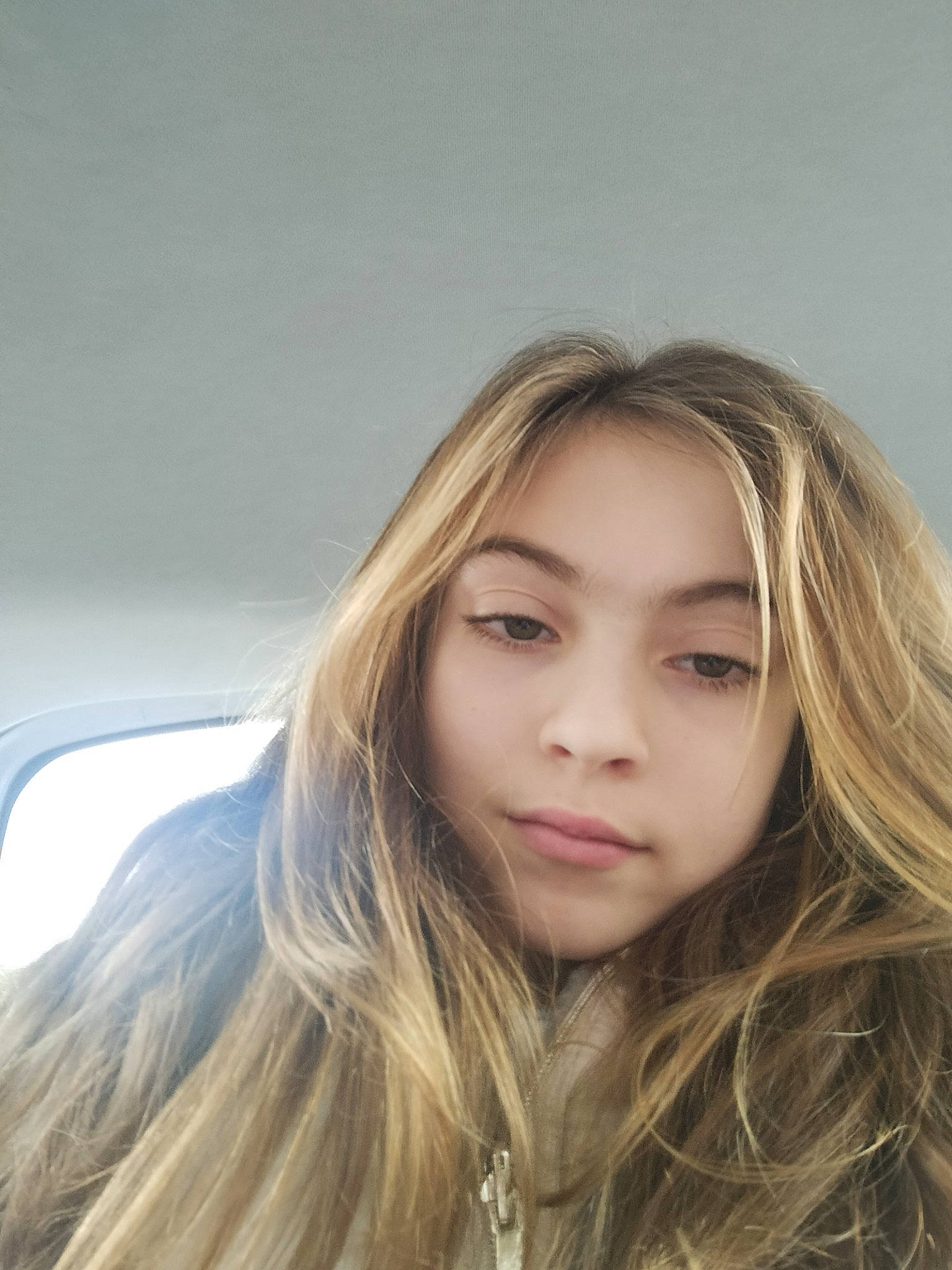 Noémie a rejoint le concours — aidez-le/la à gagner de superbes lots ! black_hair, cheek, chin, eye, eyebrow, eyelash, face, flash_photography, grass, hairstyle, happy, head, iris, jaw, layered_hair, lip, long_hair, mammal, nose, person