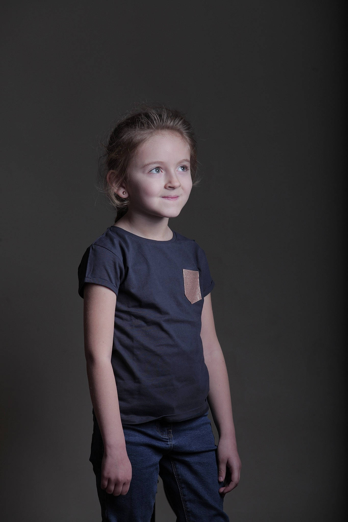 Eléna a rejoint le concours — aidez-le/la à gagner de superbes lots ! black, child, child_model, flash_photography, male, person, photo_shoot, photograph, photography, portrait, portrait_photography, sleeve, smile, standing, t_shirt, toddler
