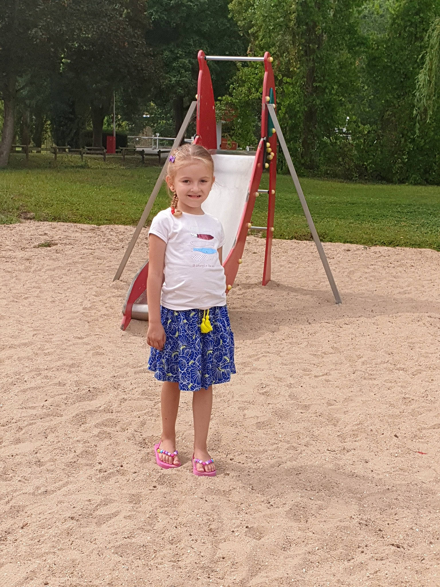 Eléna participe au concours pour gagner de l'argent avec cette photo : barefoot, child, city, fun, human_settlement, joy, leisure, outdoor_play_equipment, person, play, playground, public_space, recreation, shorts, summer, swing, toddler, vacation