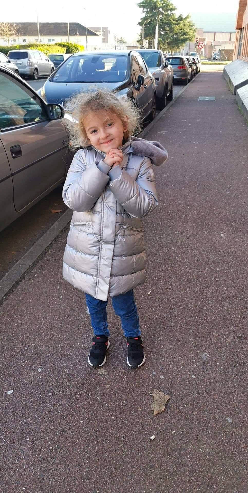 Eléna a rejoint le concours — aidez-le/la à gagner de superbes lots ! child, coat, fun, fur, jacket, joy, outerwear, person, smile, snapshot, toddler