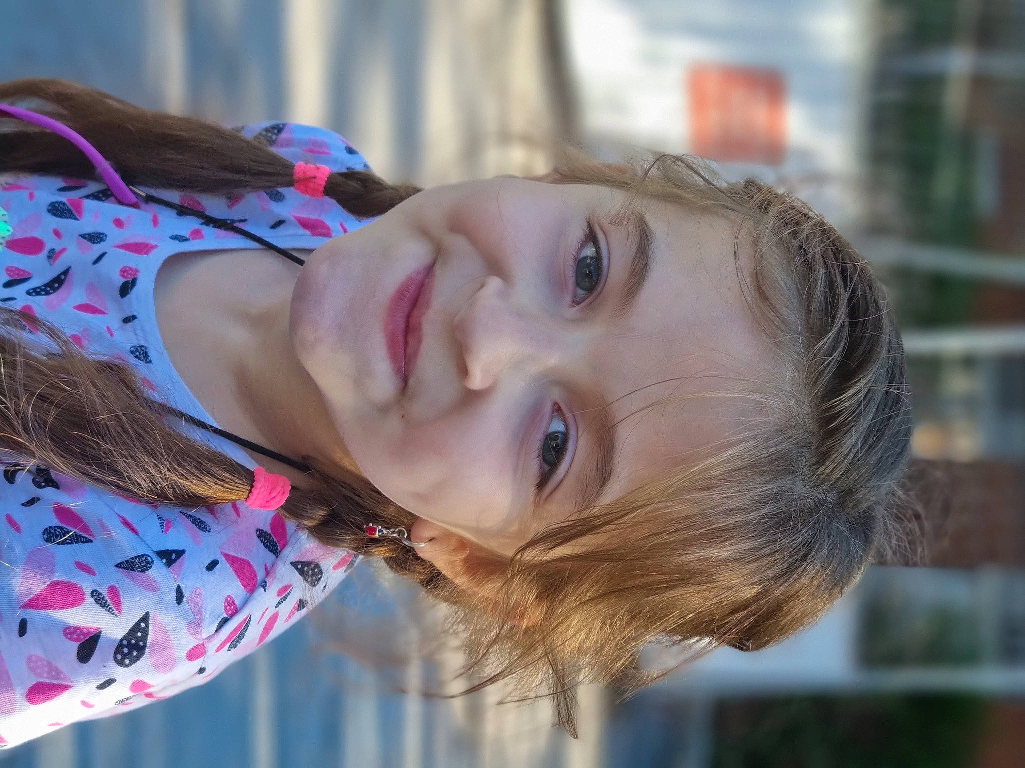 Elena participe au concours pour gagner de l'argent avec cette photo : chin, cool, eye, eyelash, face, flash_photography, hair, happy, head, iris, joy, lip, mouth, neck, nose, people_in_nature, person, plant, skin, smile