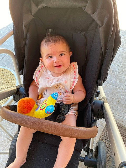 Maddyson participe au concours pour gagner de l'argent avec cette photo : baby, baby_carriage, baby_products, baby_toddler_clothing, chair, comfort, fun, green, happy, joy, leisure, person, skin, smile, snapshot, sneakers, thigh, tire, toddler, wheel