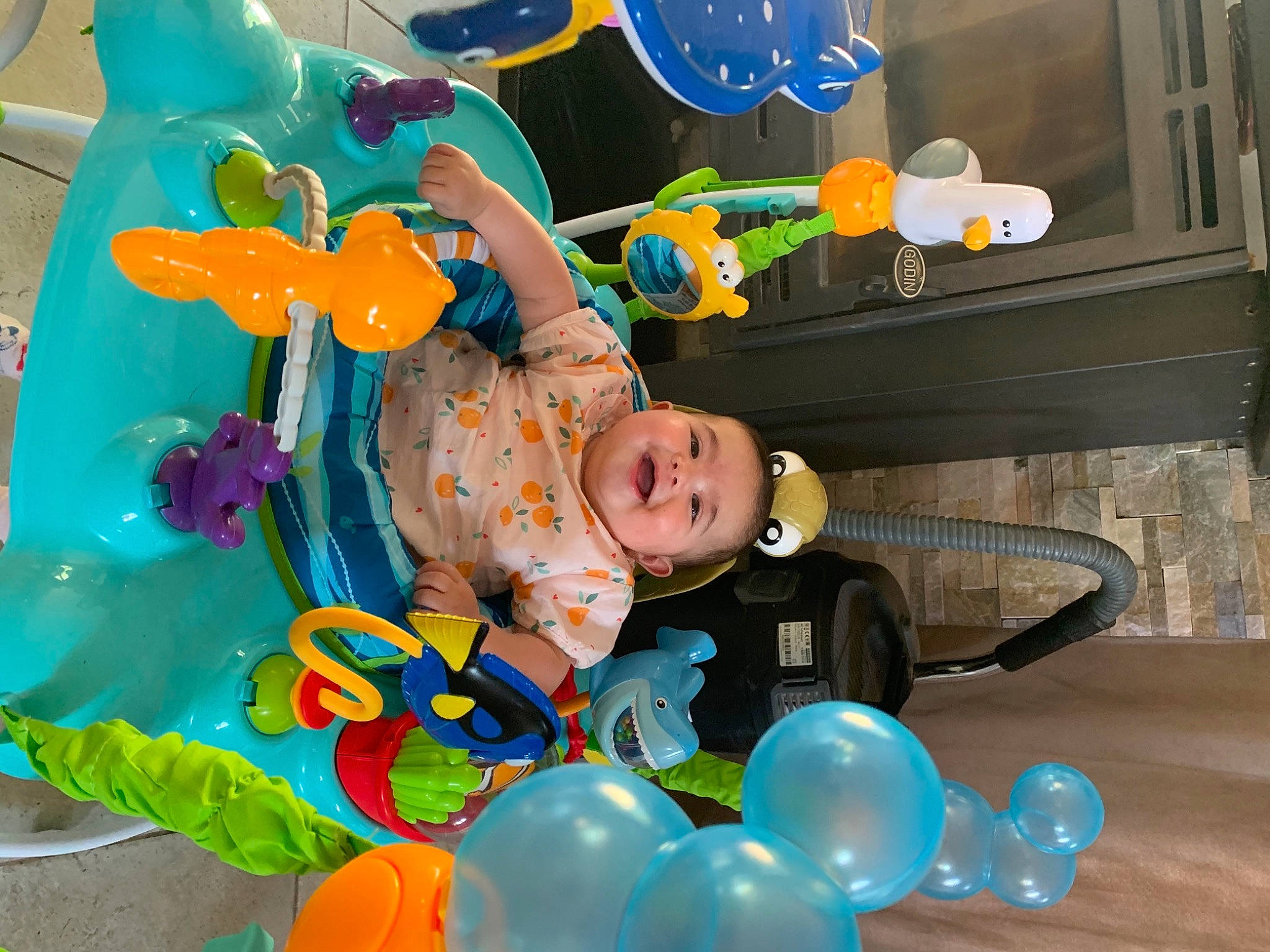 Maddyson participe au concours pour gagner de l'argent avec cette photo : baby, baby_products, baby_toddler_clothing, baby_toys, balloon, blue, child, electric_blue, event, fun, happy, joy, leisure, party, party_supply, person, plastic, play, room, toddler