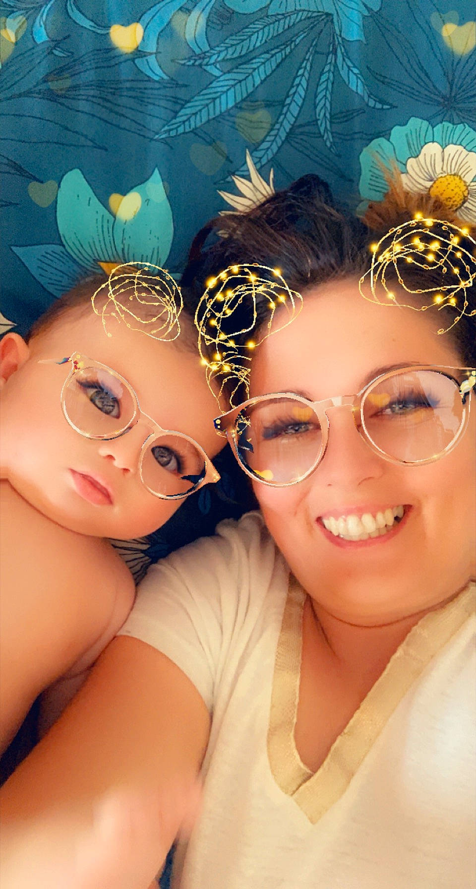 Maddyson a rejoint le concours — aidez-le/la à gagner de superbes lots ! art, black_hair, child, cool, eyebrow, eyewear, flash_photography, forehead, fun, gesture, glasses, hairstyle, happy, headgear, headpiece, jewellery, joy, person, plant, selfie