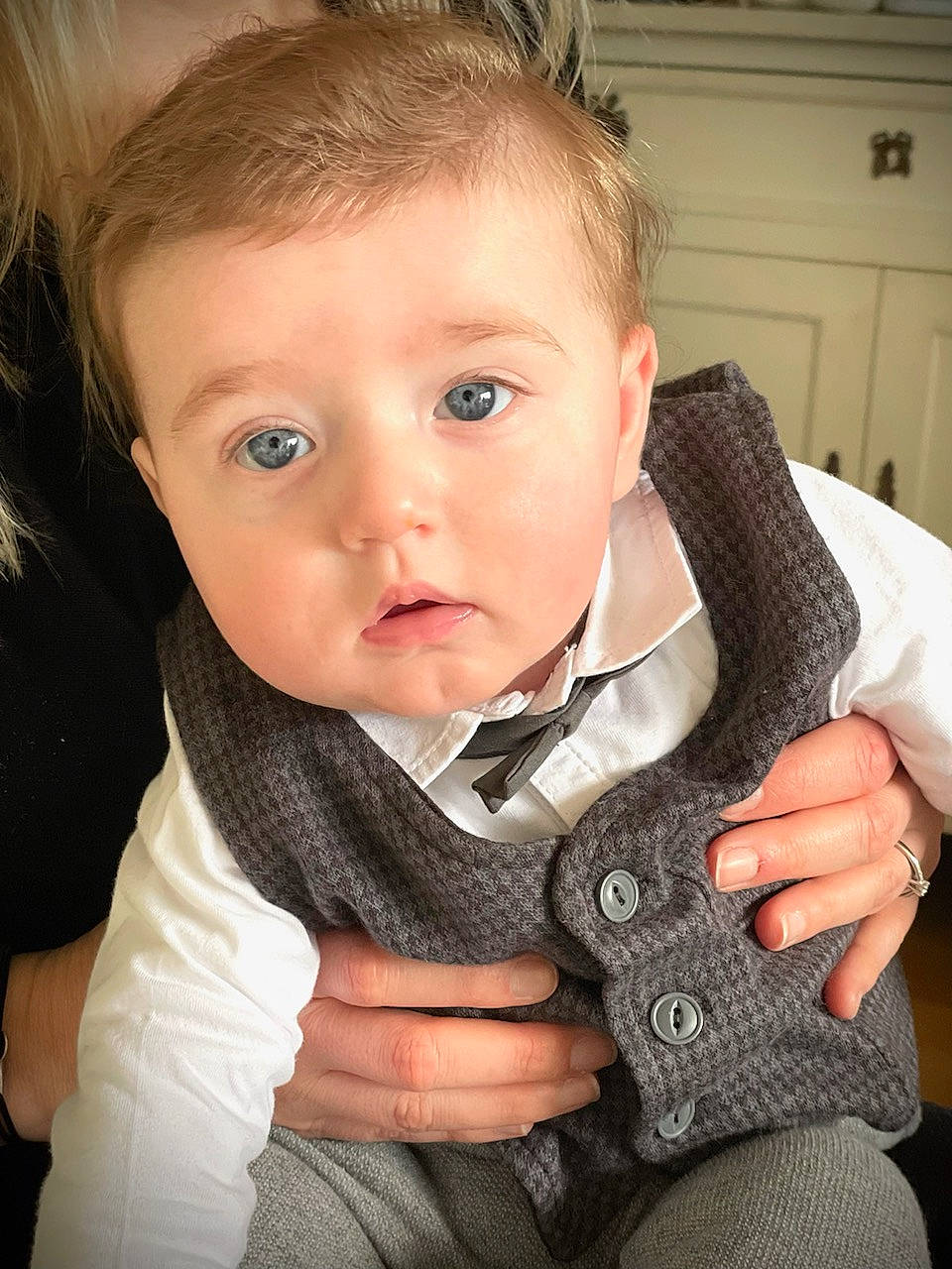 Léonard participe au concours pour gagner de l'argent avec cette photo : baby_toddler_clothing, cabinetry, cheek, clothing, collar, comfort, cool, ear, eyebrow, eyelash, finger, gesture, hair, hand, human_body, iris, lip, nose, person, skin