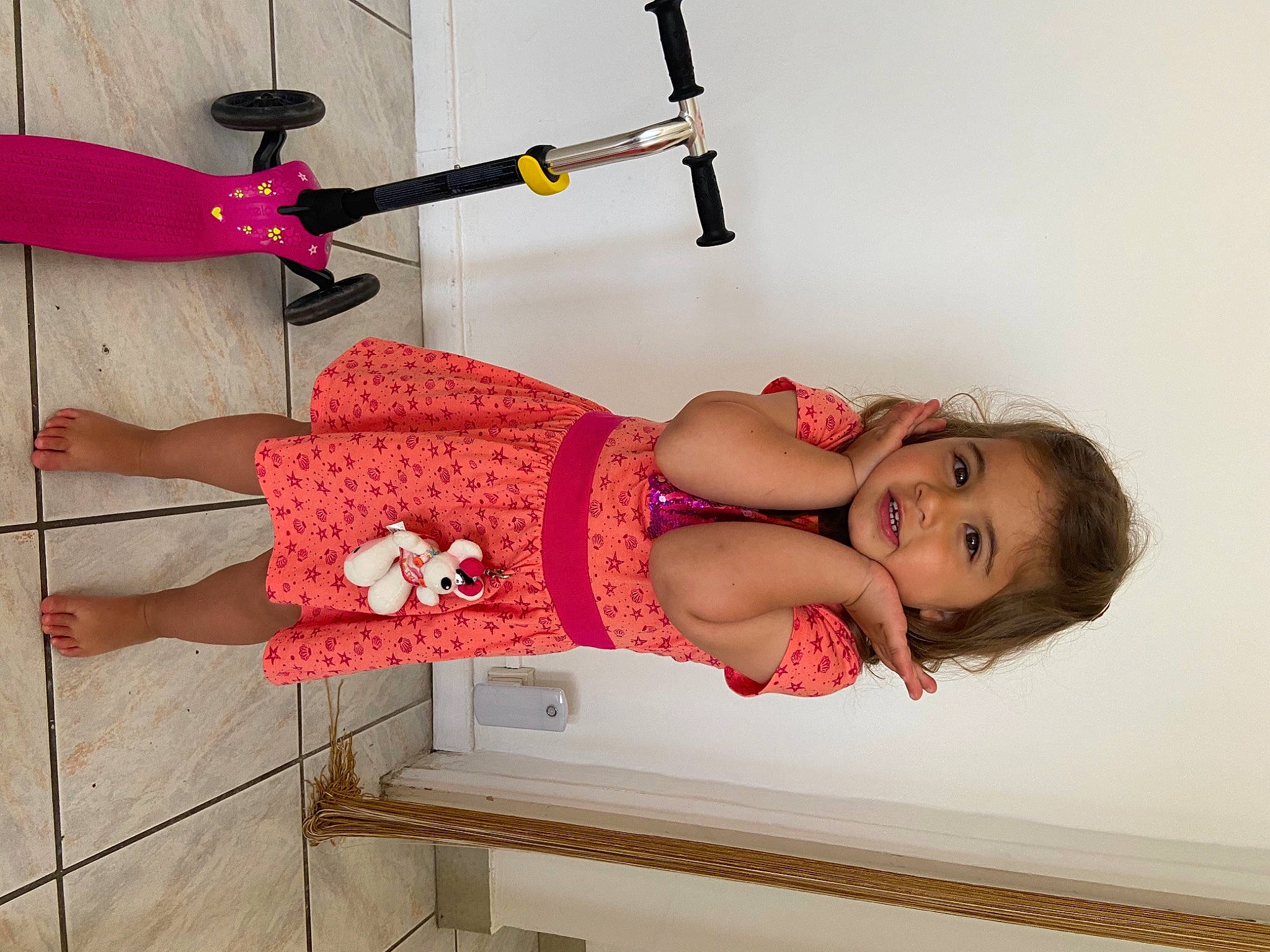 Athéna participe au concours pour gagner de l'argent avec cette photo : arm, baby_toddler_clothing, child, comfort, elbow, flooring, human_leg, joint, knee, leg, magenta, pattern, person, pink, room, sleeve, smile, thigh, toddler, waist