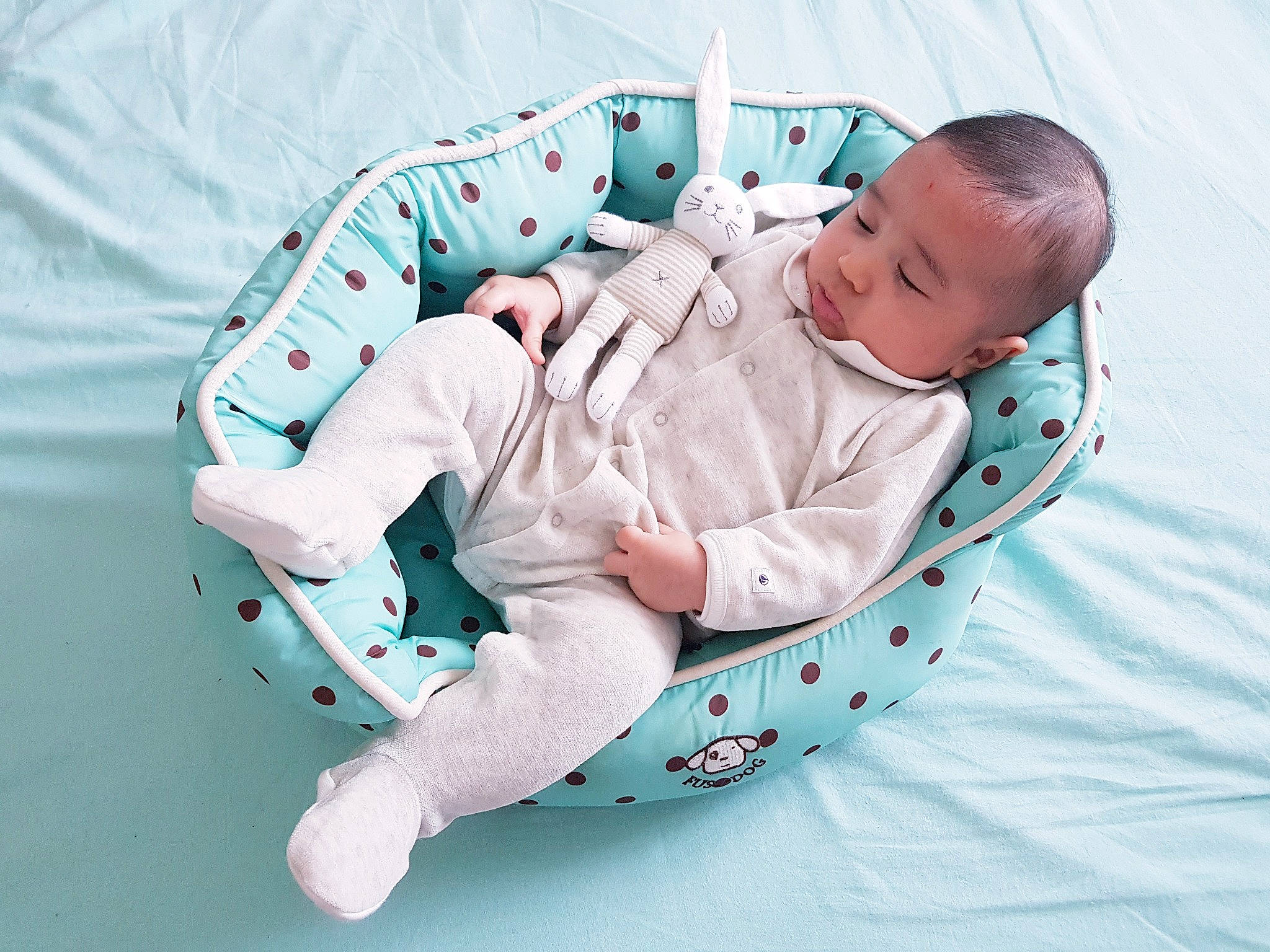Matis a rejoint le concours — aidez-le/la à gagner de superbes lots ! baby, baby_products, baby_sleeping, baby_toddler_clothing, carmine, child, circle, collar, comfort, elbow, foot, happy, head, leisure, linens, pattern, person, sitting, sleeve, toddler